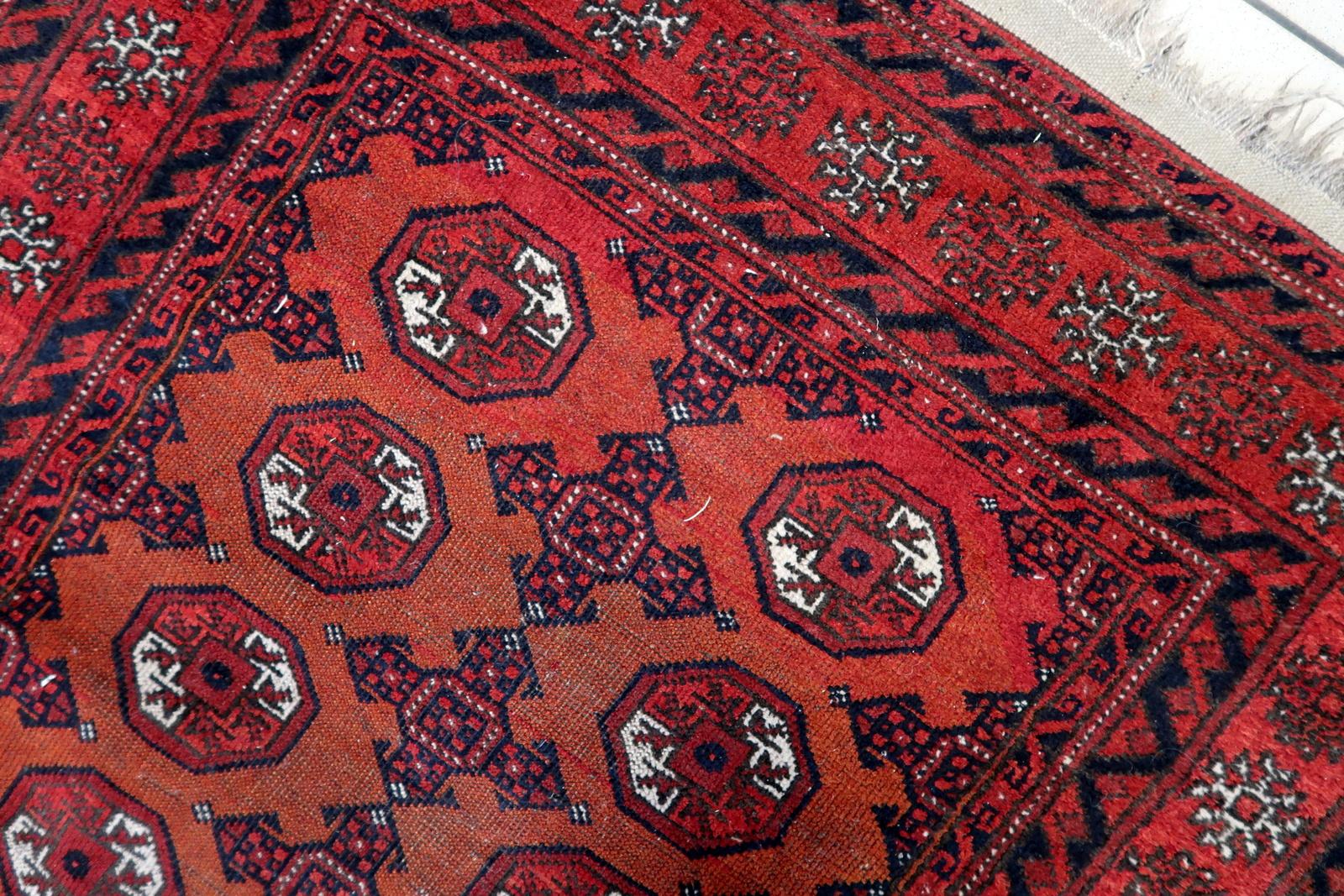 Tapis ancien afghan Baluch fait à la main :

Design/One :
Datant des années 1920, ce tapis a une histoire riche et un attrait intemporel.
Mesurant 118 cm x 149 cm (environ 3,8' x 4,8'), il s'agit d'une pièce compacte mais percutante.
Couleurs : La