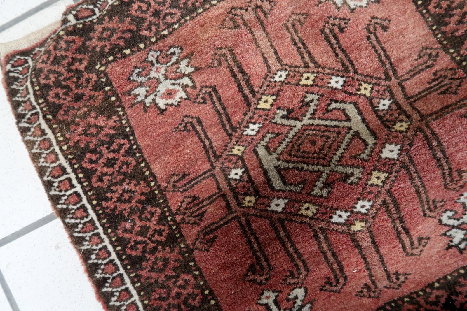 Sacoche de selle Baluch afghane ancienne faite à la main :

Design/One :
Cette sacoche rectangulaire témoigne du savoir-faire afghan.
Les couleurs dominantes sont les suivantes
Rouges profonds : ces tons chauds évoquent un sens de la tradition et de
