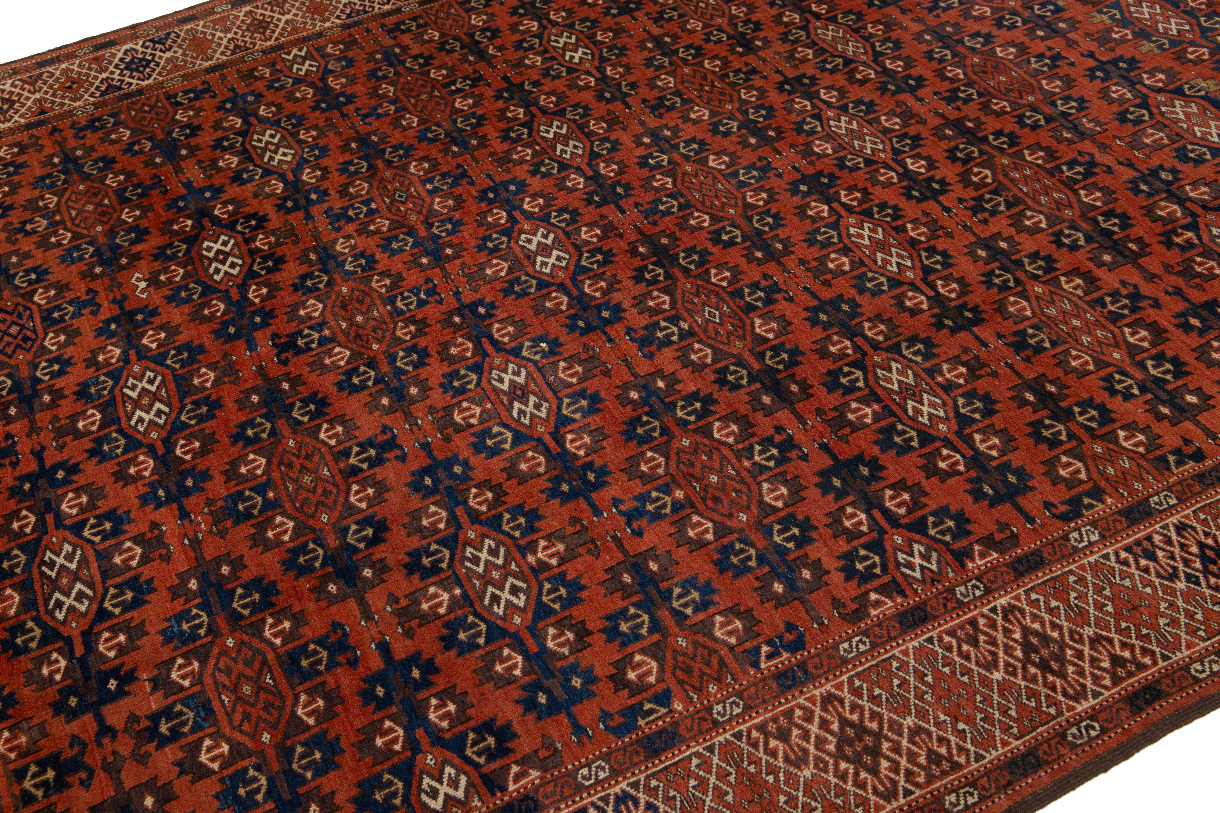 Noué à la main Tapis afghan Yamoud ancien fait à la main en laine rouillée avec motif sur toute sa surface en vente