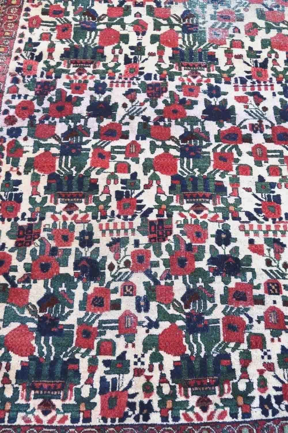 Handgefertigter antiker persischer Afshar-Teppich in weißer Farbe und mit floralem Allover-Muster. Der Teppich ist aus dem Anfang des 20. Jahrhunderts in originalem Zustand, der Teppich hat an einigen Stellen niedrigen Flor.

-Zustand: original,