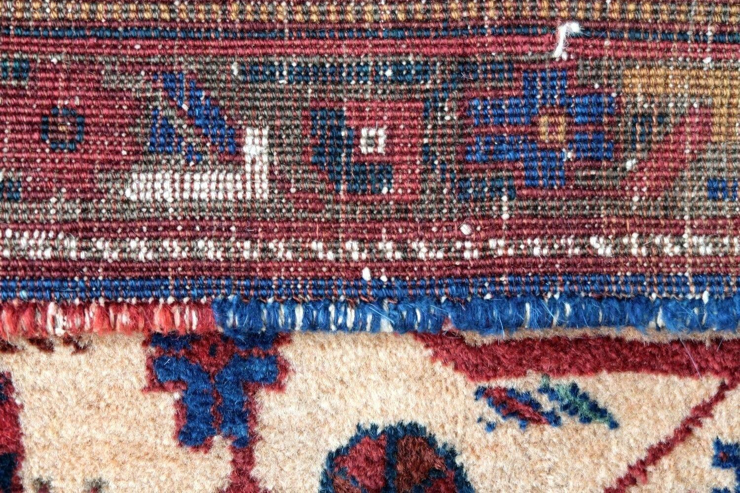 Antiker Afshar-Teppich aus dem Nahen Osten in bunten Farbtönen. Der Teppich ist aus dem Anfang des 20. Jahrhunderts im Originalzustand, er hat eine Stelle mit Verfärbung.

- Zustand: original gut, ein Fleck,

- ca. 1930er Jahre,

- Größe: 4,3'