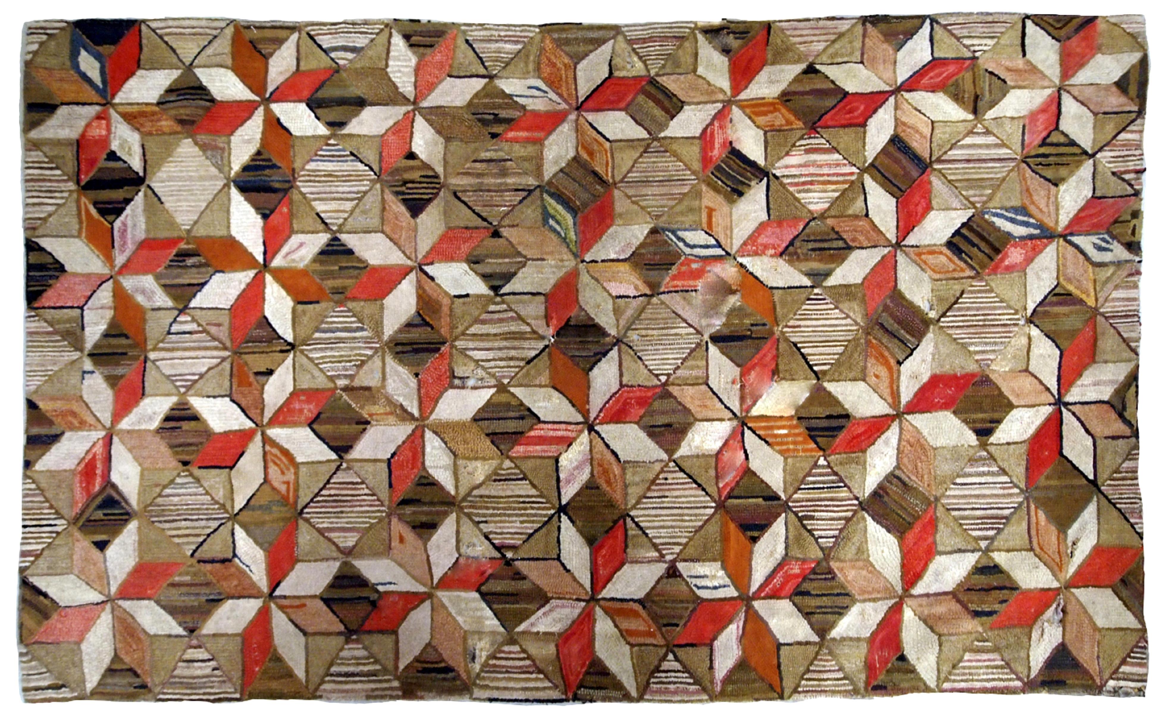 Antiker handgefertigter geometrischer amerikanischer Hakenteppich in Braun-, Rot-, Beige- und Olivtönen. Der Teppich hat mehrere Löcher, sie wurden restauriert, er ist jetzt in gutem Zustand.
 