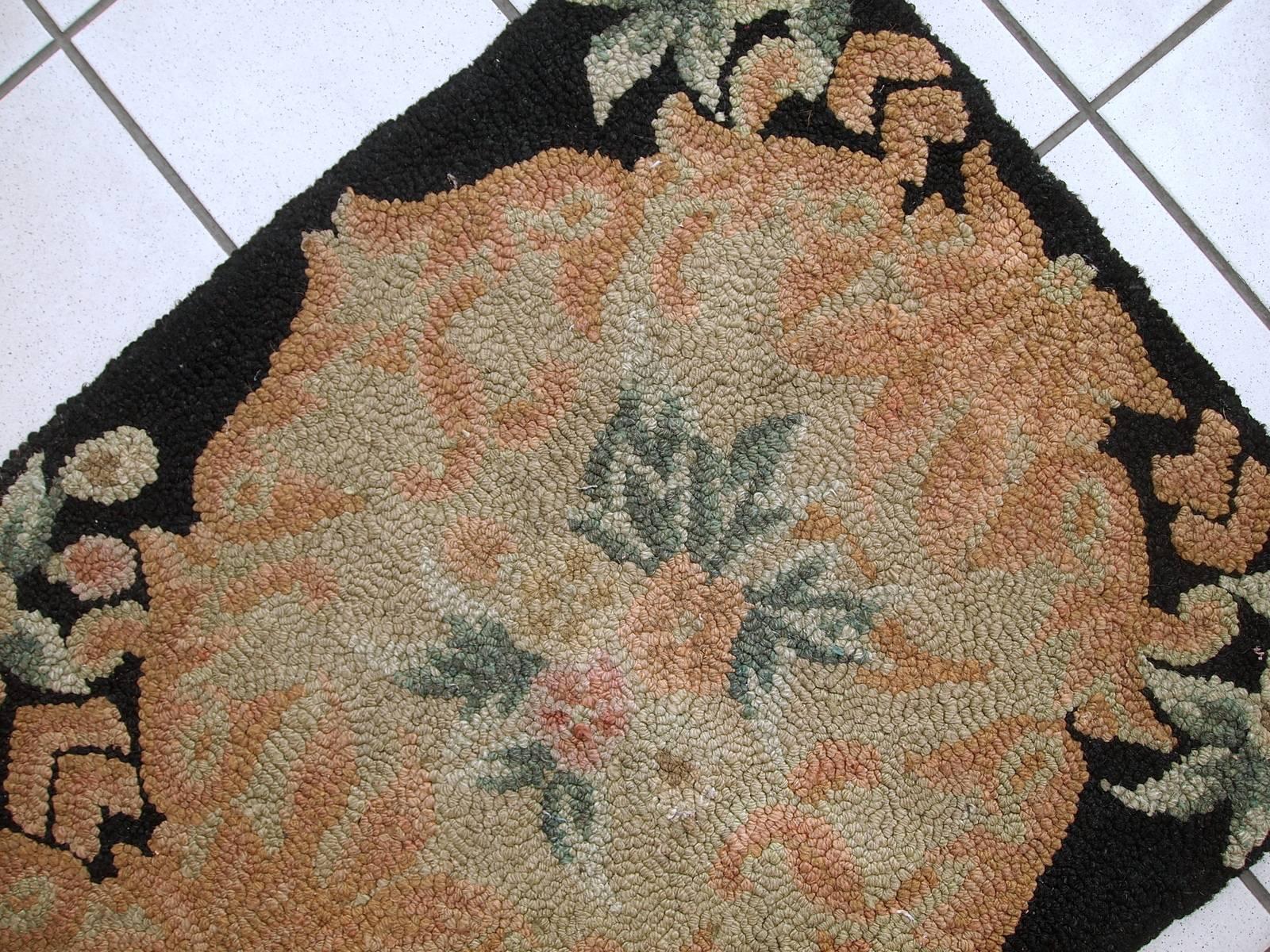 Handmade Antique American Hooked Rug, 1930s, 1C552 In Good Condition In Bordeaux, FR