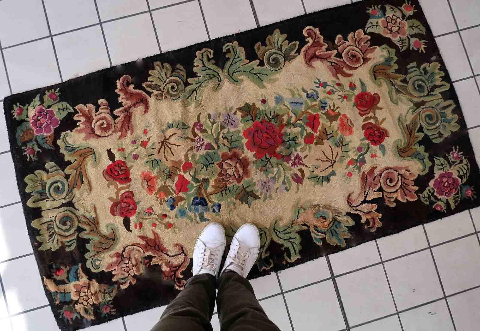 Hand-Knotted Handmade Antique American Hooked Rug, 1880s, 1C988 For Sale