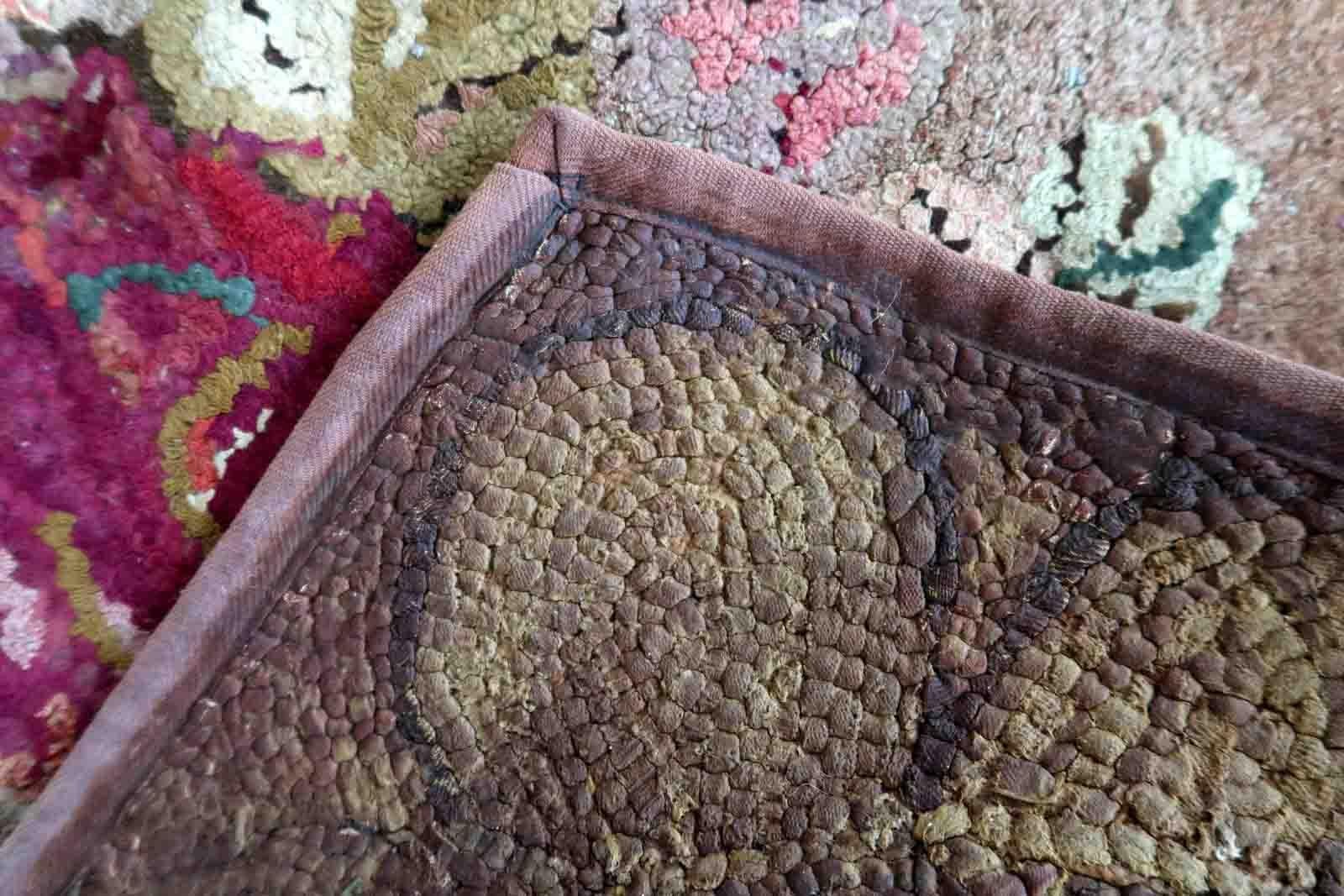 Handmade antique American Hooked rug in primitive floral design. The rug is from the end of 19th century. It has some old restorations, the back side has some old glue on it(we will cover it with fabric to make it stronger).

-condition: