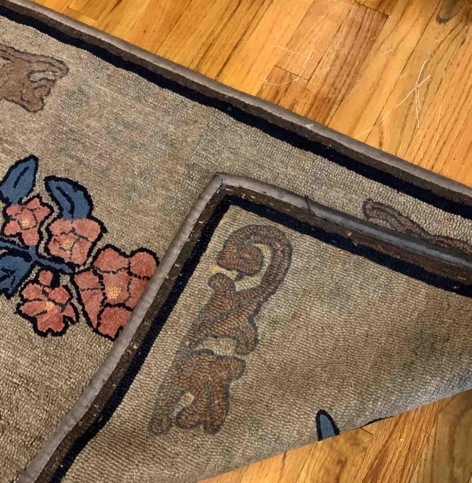 Handmade antique American Hooked rug in floral design. The rug is from the beginning of 20th century in original good condition. 

-condition: good,

-circa: 1900s,

-size: 2.3' x 4' (70cm x 122cm),
?
-material: wool,

-country of origin: