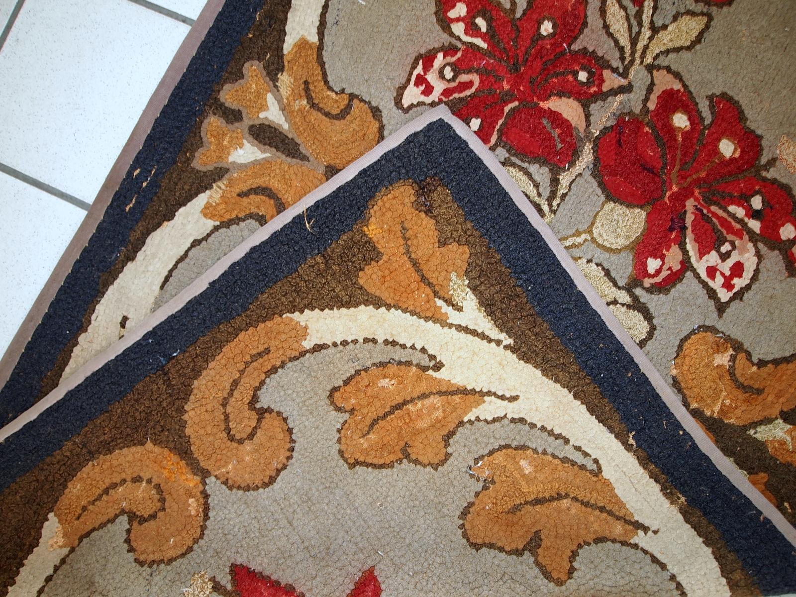 Handgefertigter antiker amerikanischer Hakenteppich mit floralem Muster. Der Teppich wurde zu Beginn des 20. Jahrhunderts in den USA hergestellt. Es ist im Originalzustand, hat einige Altersspuren.

- Zustand: original, einige Altersspuren,

-