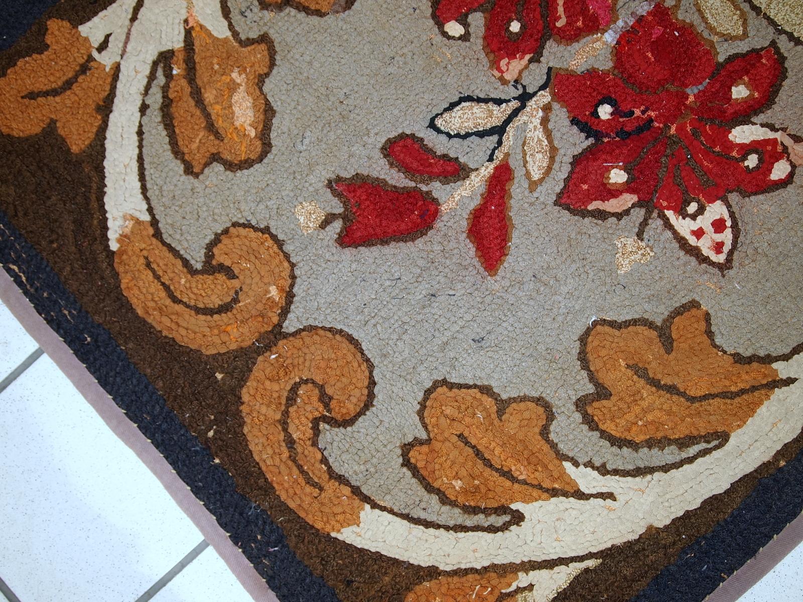 Early 20th Century Handmade Antique American Hooked Rug, 1900s, 1C672 For Sale