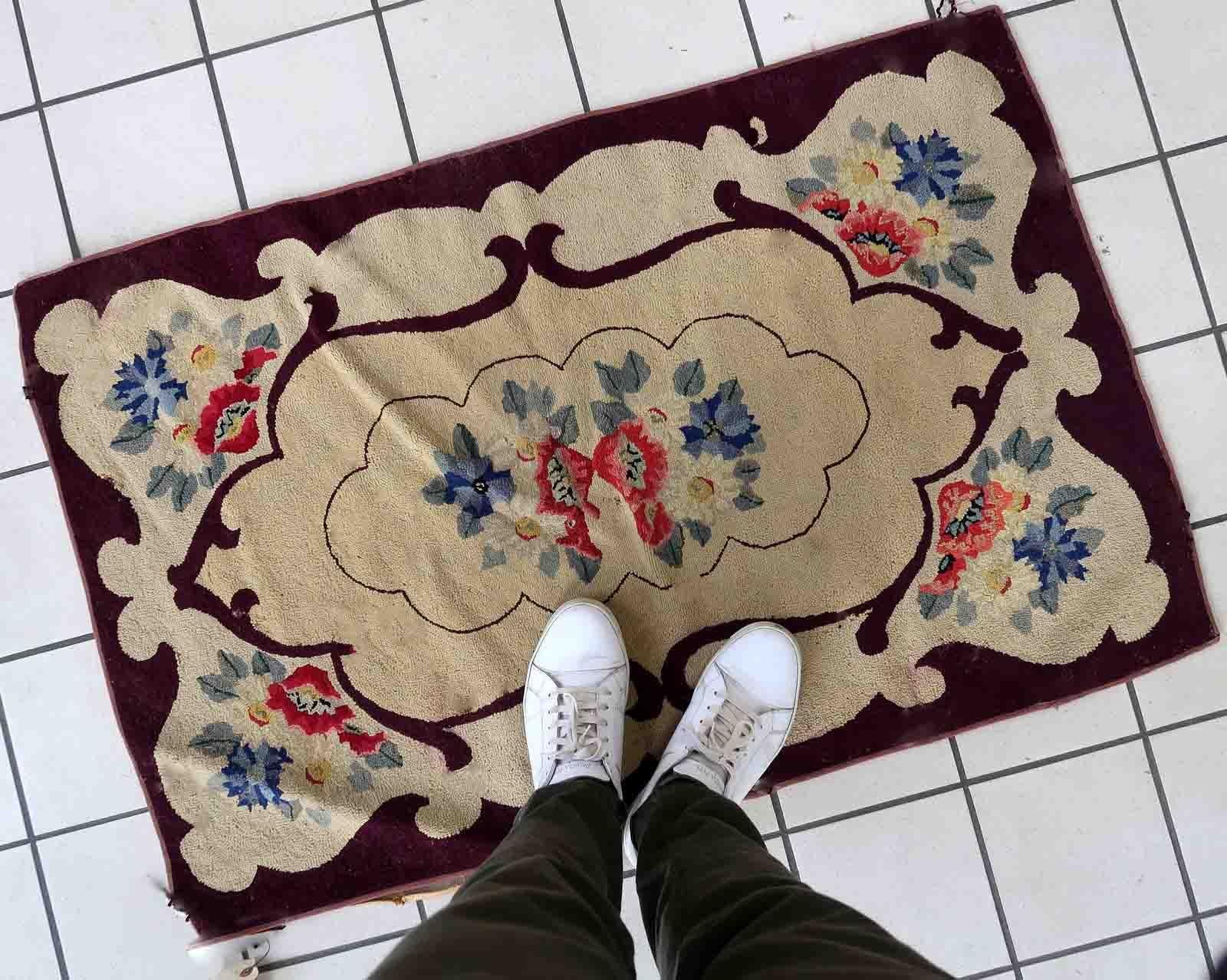 Handmade antique American Hooked rug in floral design. The rug is from the beginning of 20th century in good condition, the rug has old restorations.

-condition: good, restored,

-circa: 1900s,

-size: 2.4' x 3.8' (76cm x