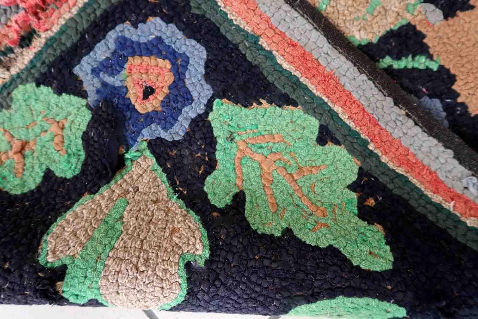 Handgefertigter antiker amerikanischer Hakenteppich mit floralem Muster und schwarzem Hintergrund. Der Teppich stammt vom Anfang des 20. Jahrhunderts. Es ist in gutem Zustand, hat einige alte Restaurierungen. 

-Zustand: restauriert,

-CIRCA: