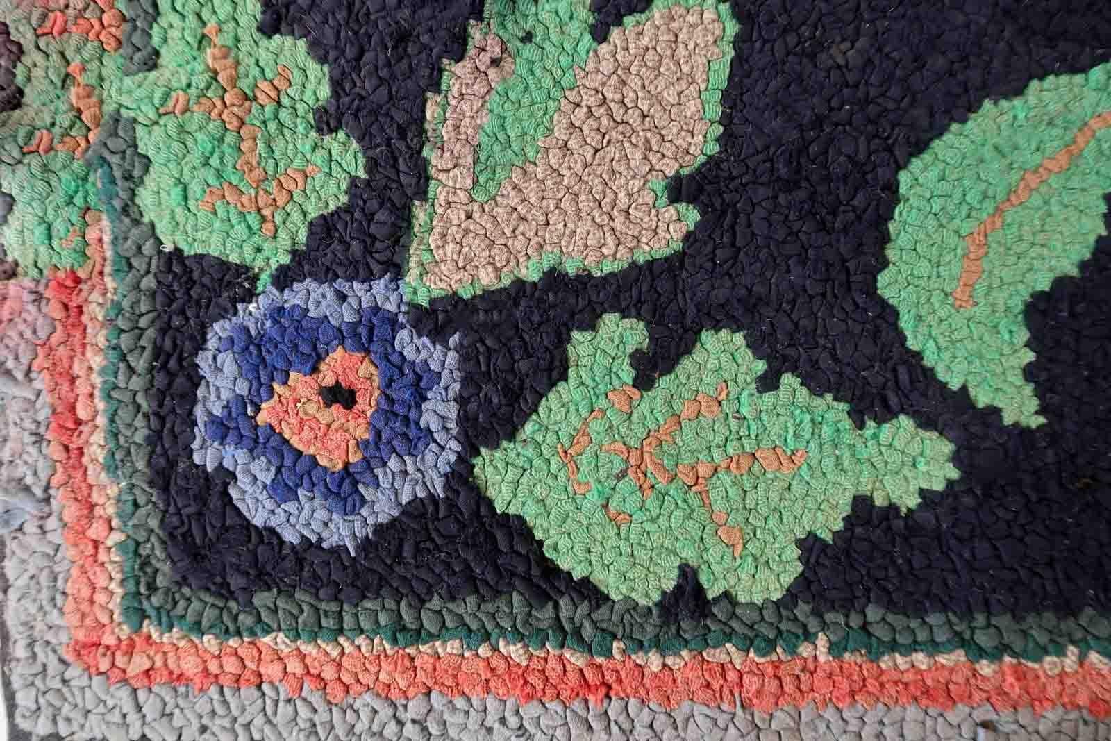 Handmade Antique American Hooked Rug, 1900s, 1C989 In Fair Condition For Sale In Bordeaux, FR