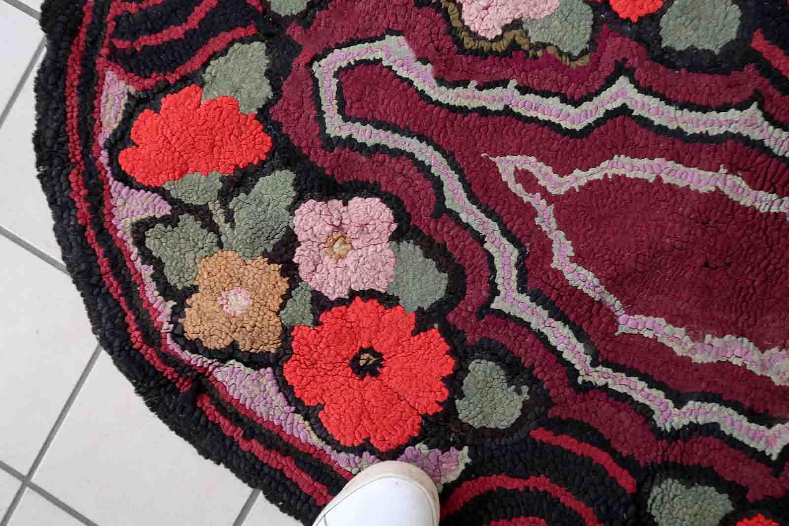 Handmade Antique American Hooked Rug, 1900s, 1c990 In Fair Condition For Sale In Bordeaux, FR