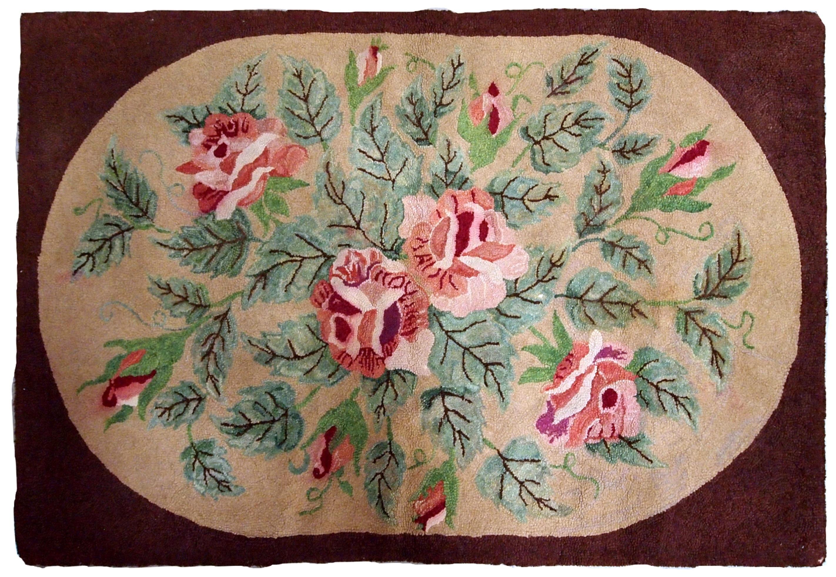 Handgefertigter antiker amerikanischer Hakenteppich mit roten Rosen. Der Teppich ist aus dem Anfang des 20. Jahrhunderts und in gutem Zustand.
 