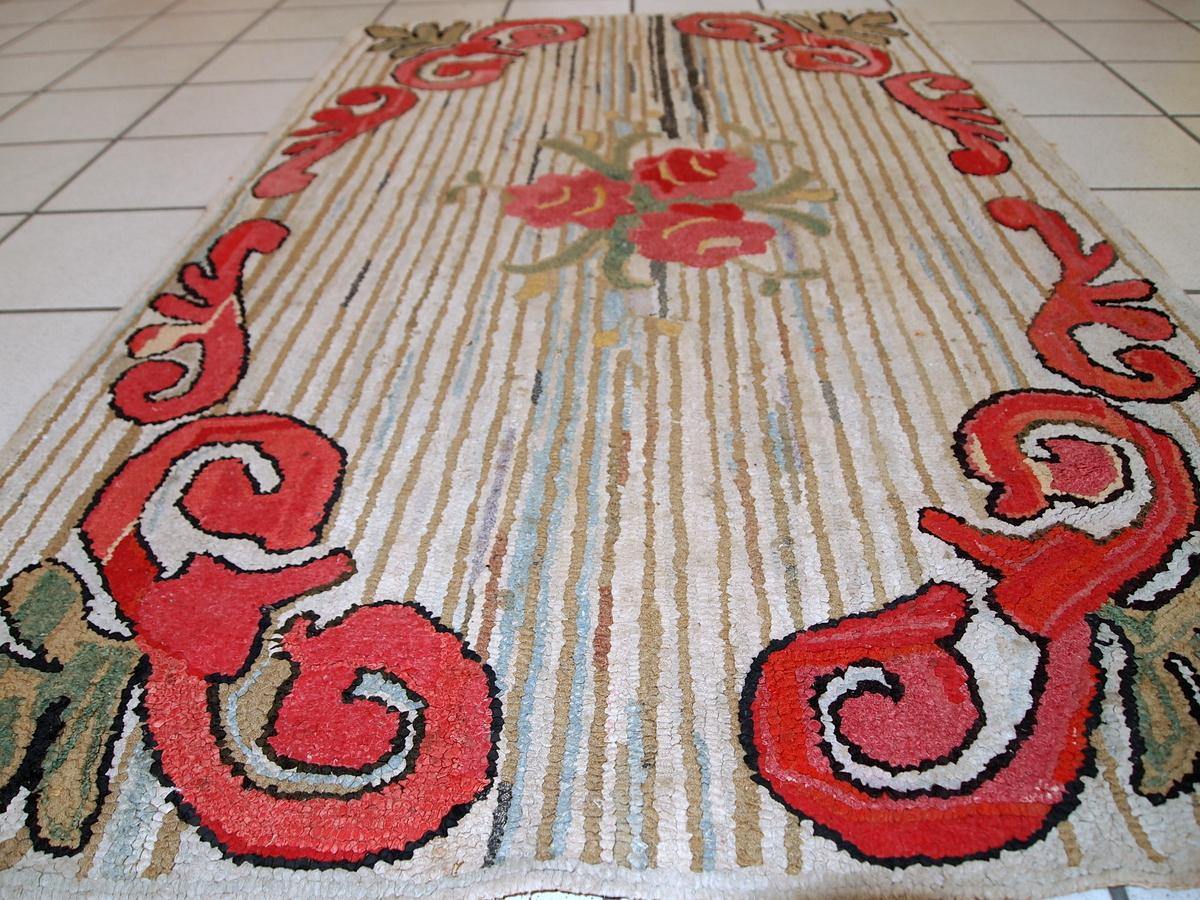 Handmade antique American Hooked rug in floral design. The rug has been made in the beginning of 20th century in USA. It is in original good condition.

- Condition: original good,

- circa 1920s,

- Size: 2.7' x 4.4' (84cm x 135cm),

-