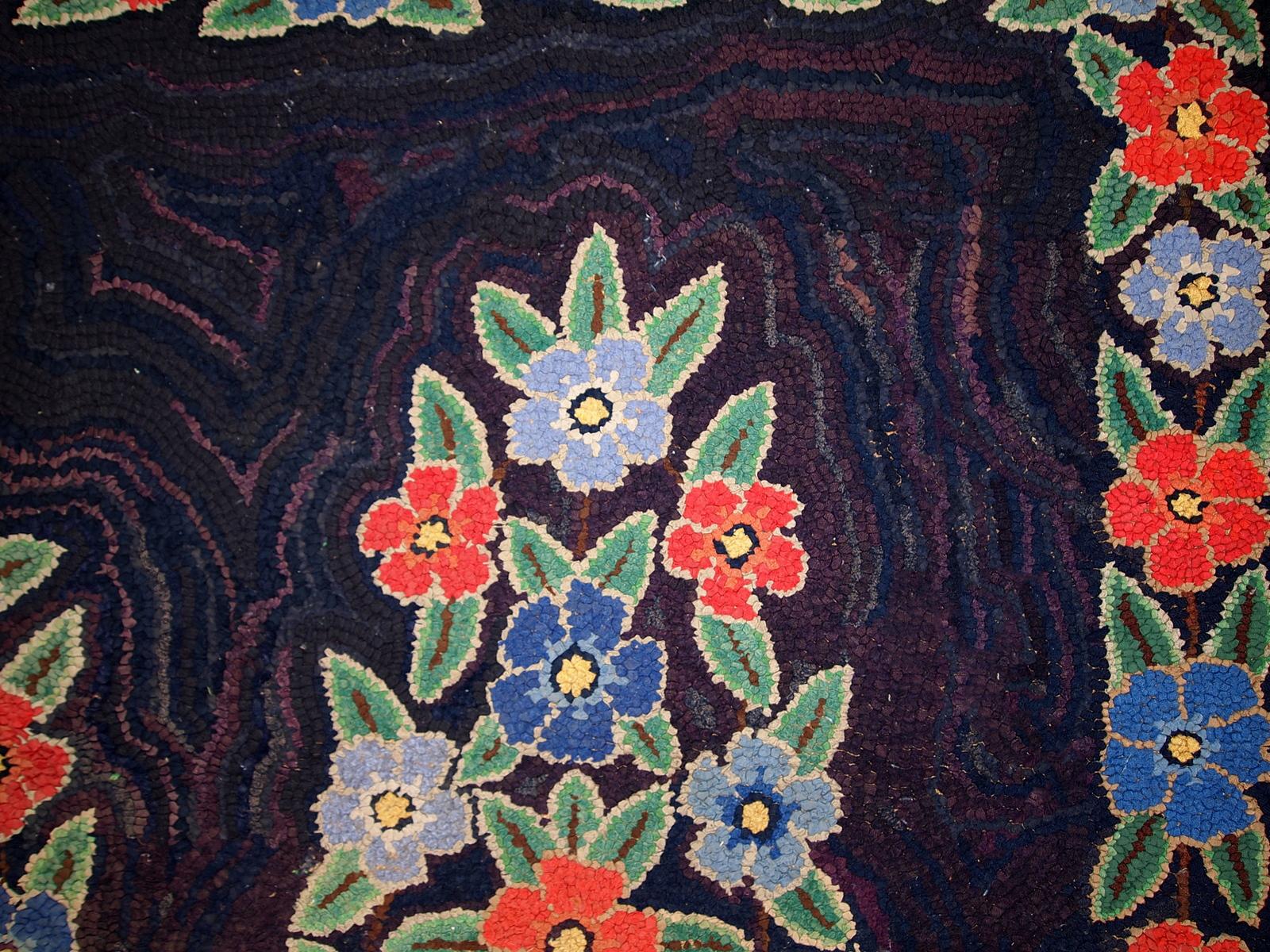 Handmade antique American Hooked rug in floral design. The rug has been made in the beginning of 20th century in USA. It is in original condition, the rug has not been finished by an artist.

- condition: original good, not finished work,

-