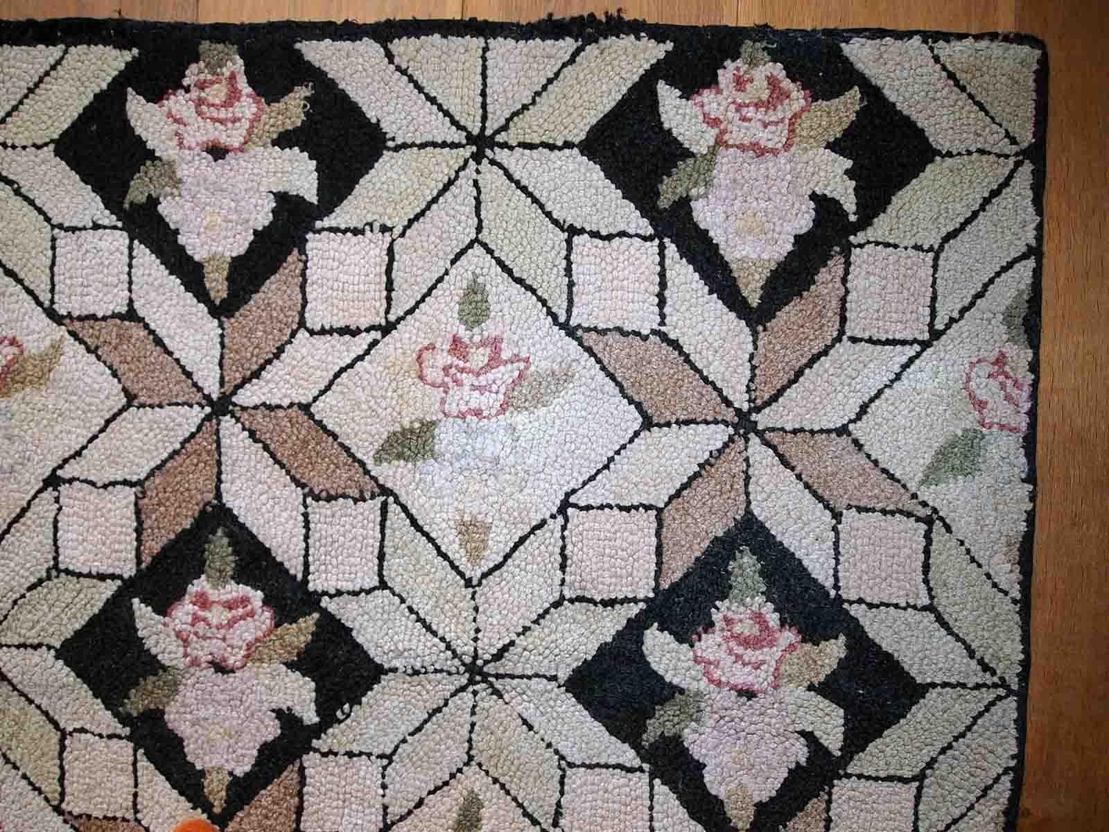Handmade antique American hooked rug in geometric design. The rug is from the beginning of 20th century in original good condition.

-Condition: origial good, 

-circa: 1930s,

-Size: 2.9' x 4.9' (89cm x 151cm),
?
-Material: