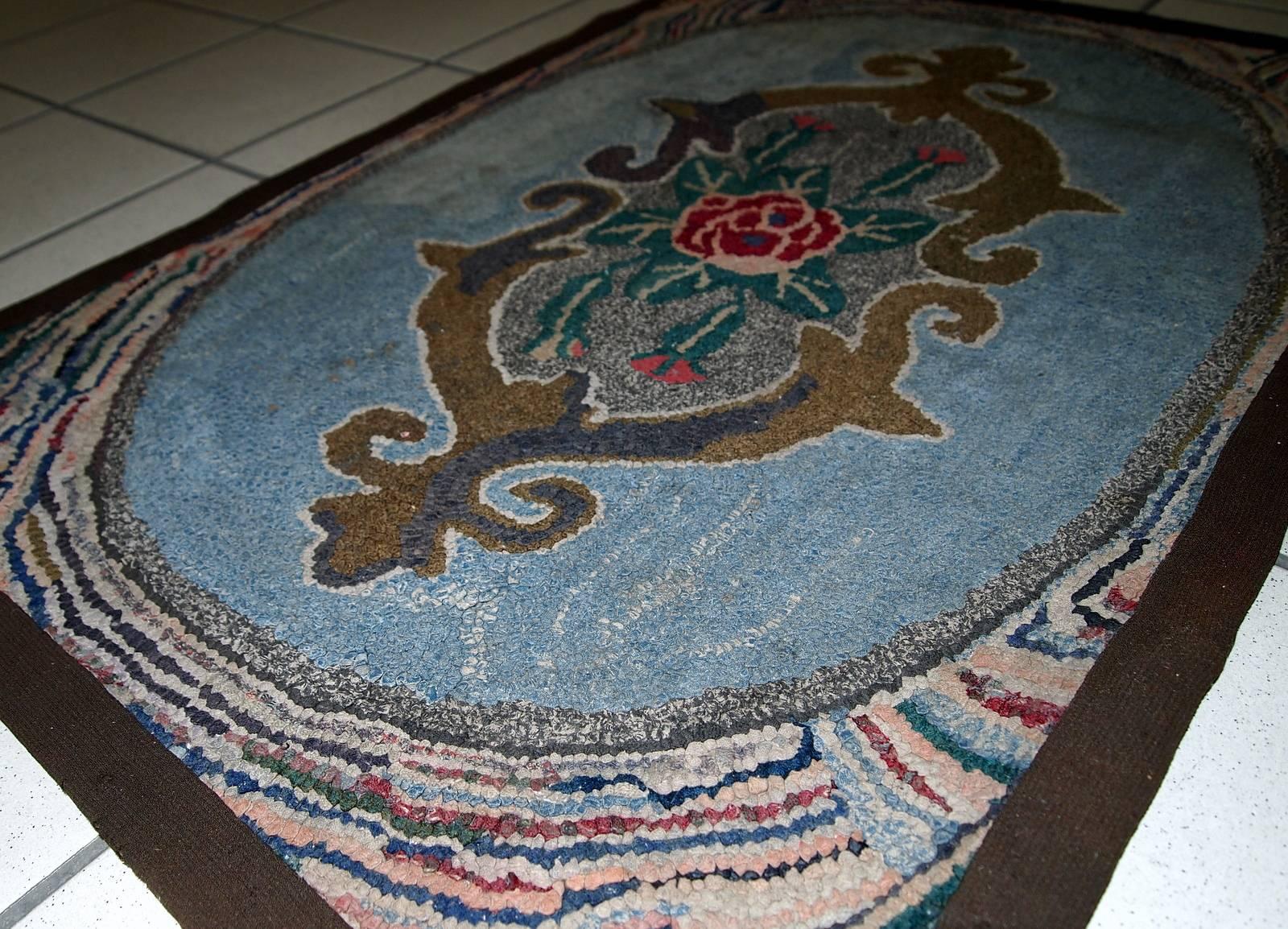 Handmade Antique American Hooked Rug, 1900s, 1C15 In Fair Condition In Bordeaux, FR