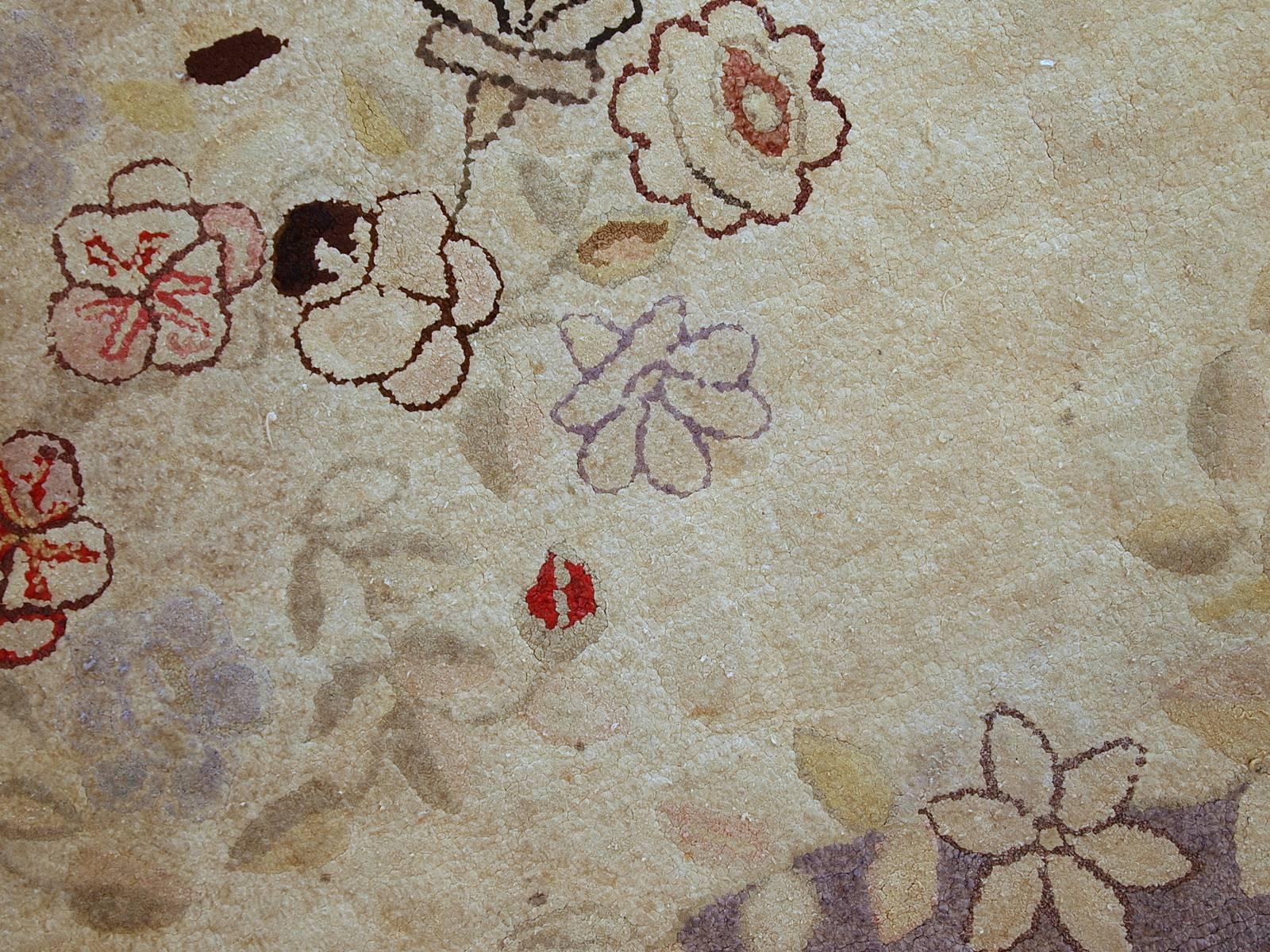 Handgefertigter antiker amerikanischer primitiver Kapuzenteppich, 1900er Jahre, 1C570 im Zustand „Gut“ im Angebot in Bordeaux, FR