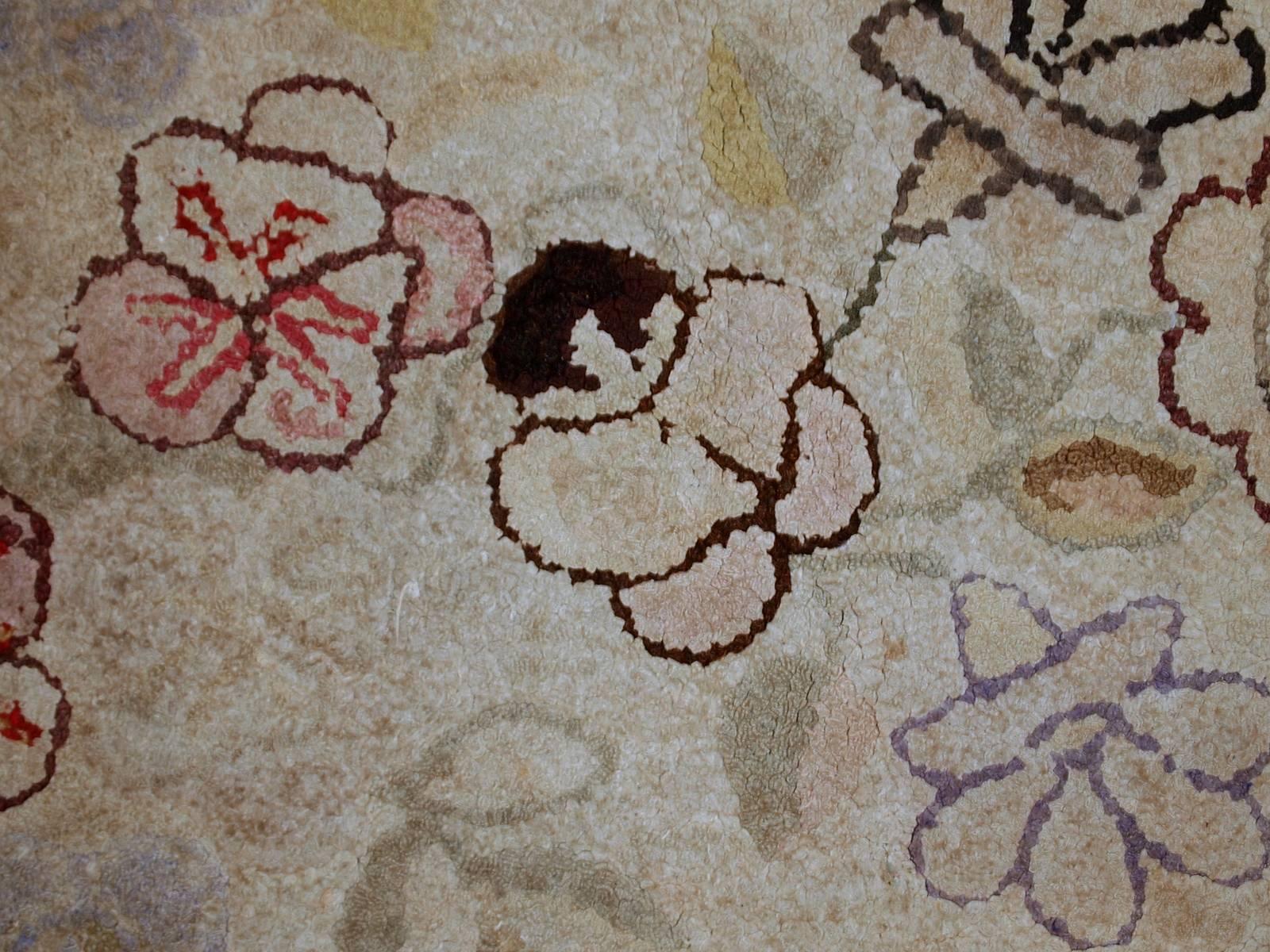 Handgefertigter antiker amerikanischer primitiver Kapuzenteppich, 1900er Jahre, 1C570 im Angebot 1