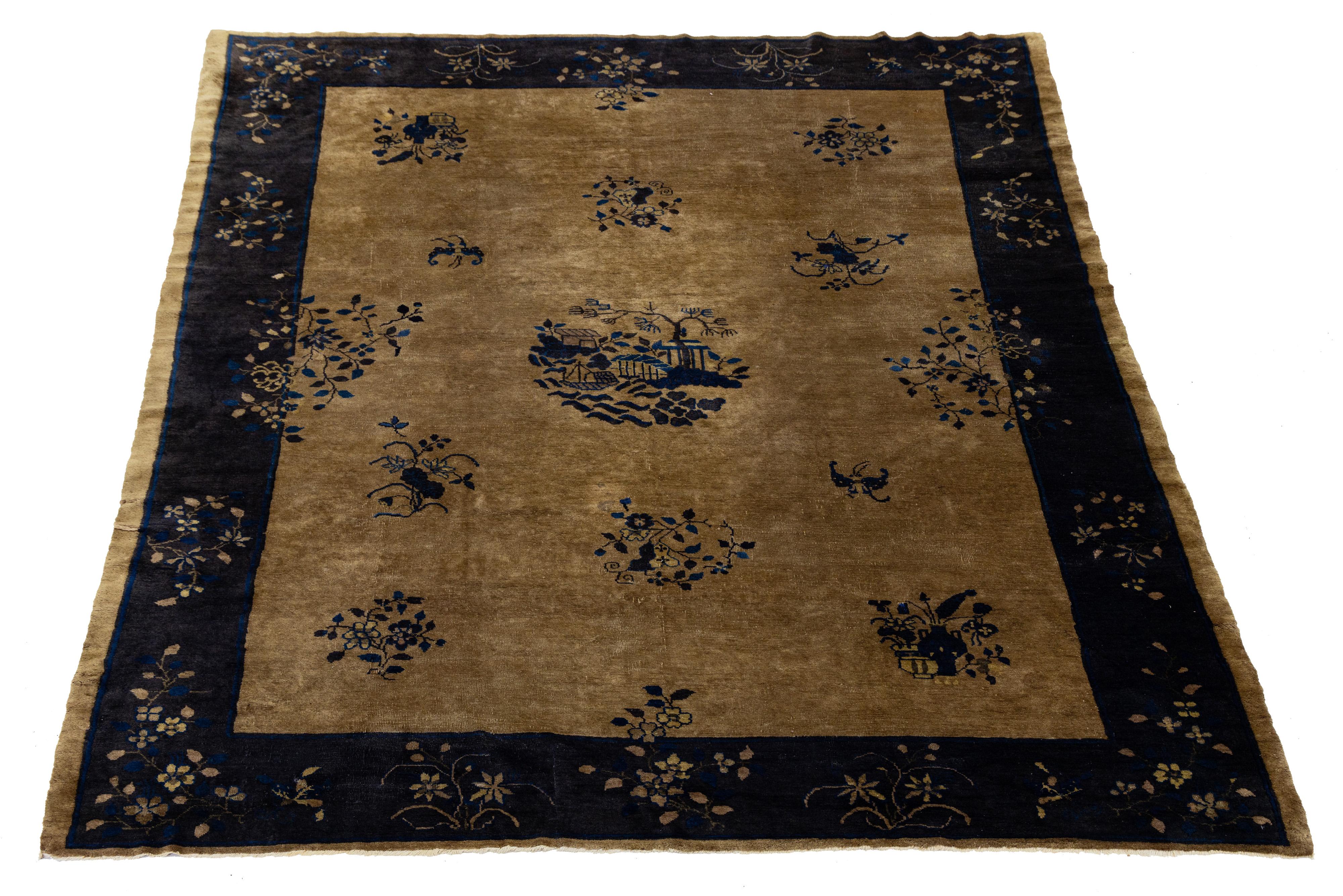 Dieser antike chinesische Art-Déco-Teppich ist aus hochwertiger Wolle handgeknüpft. Der tiefbraune Hintergrund ist mit einem blauen Blumenmuster verziert, das elegant von einer passenden marineblauen Bordüre eingerahmt wird.


Dieser Teppich misst