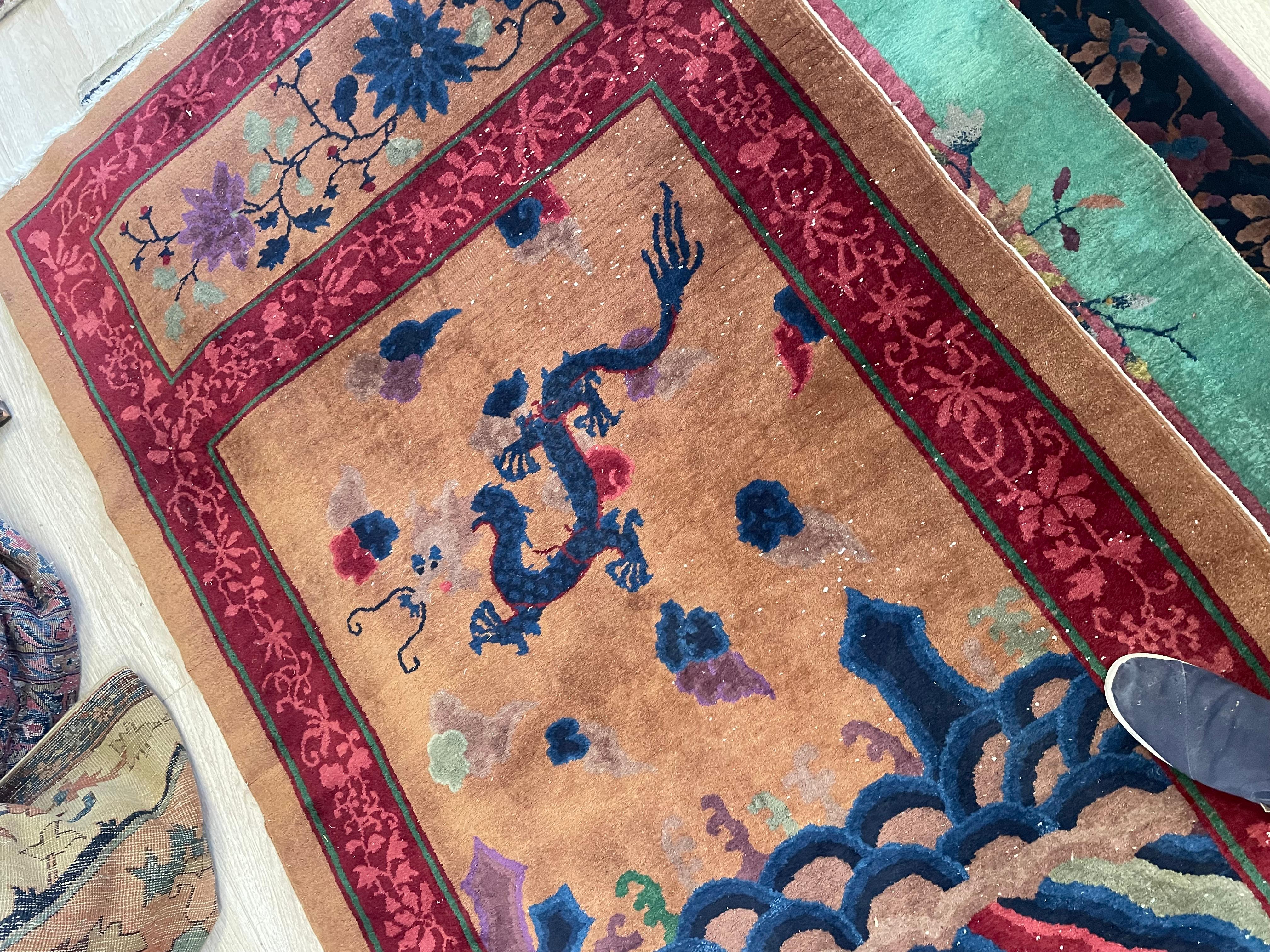 Annodato a mano Tappeto a mano con drago cinese antico Art Deco 4' x 6.7', anni '20 - 2B113 in vendita