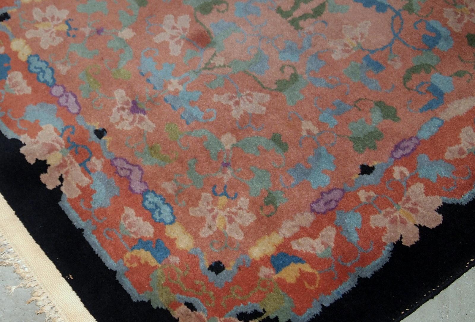 Antiker chinesischer Art-Déco-Teppich mit ungewöhnlichem abstraktem Muster in Pfirsich-, Himmelblau-, Violett- und Eierschalentönen. Der Teppich ist in einem guten Originalzustand.

-zustand: original gut,

- um: 1920er Jahre,

-größe: 2.10' x