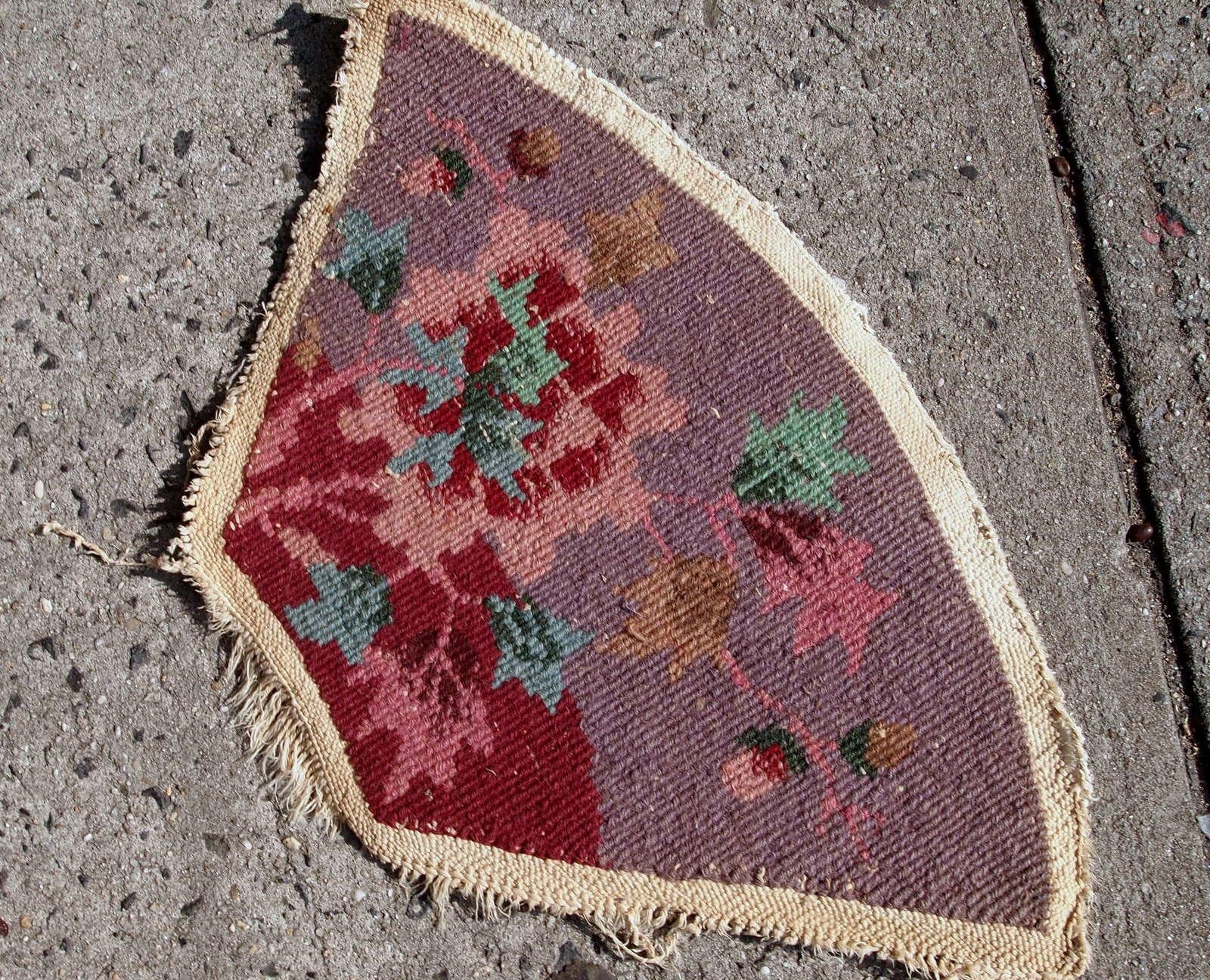 Handmade antique Art Deco Chinese mat in red and beige wool. The rug is from the beginning of 20th century, in original good condition.

?-condition: original good,

-circa: 1920s,

-size: 1' x 1.7' (30cm x 53cm),

-material: