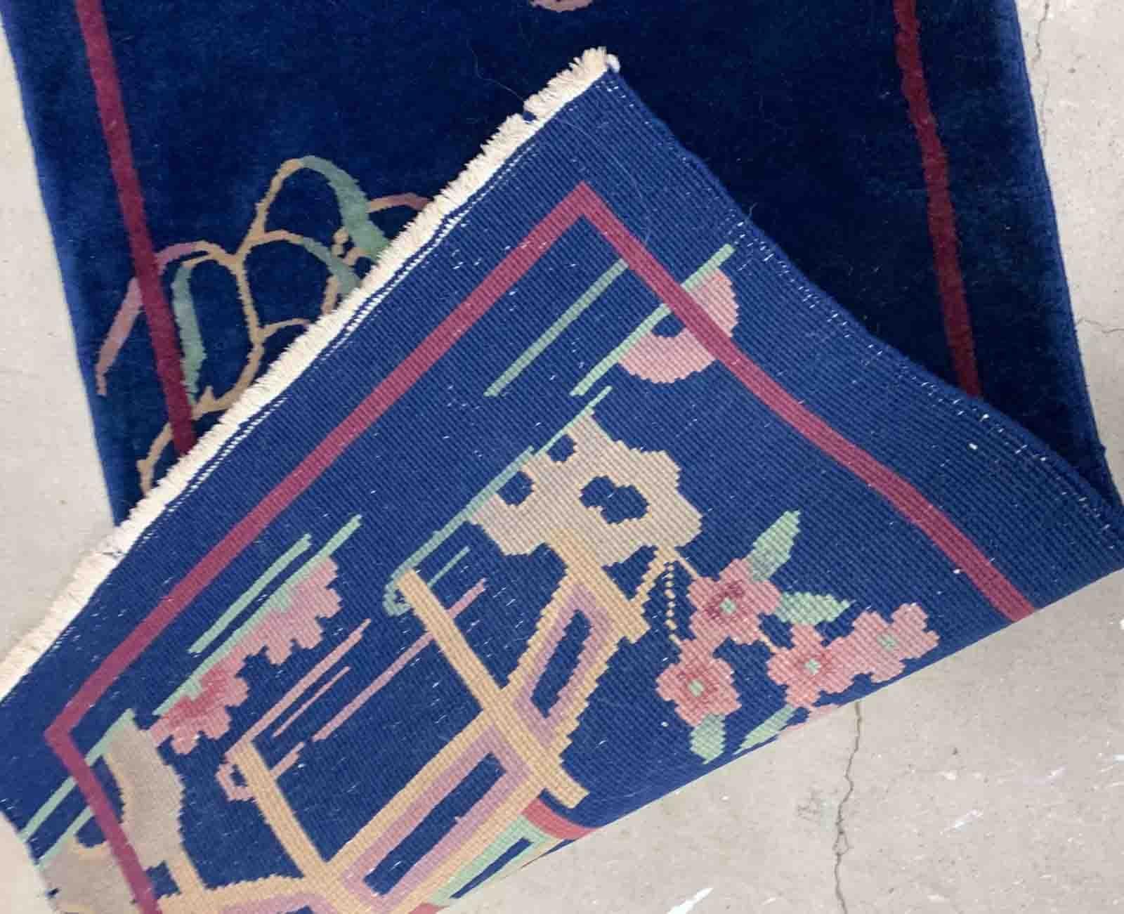 Handgefertigter antiker chinesischer Art-Déco-Teppich in tiefblauem Farbton. Der Teppich stammt aus dem Anfang des 20. Jahrhunderts und ist im Originalzustand. 

-Zustand: original gut,

-CIRCA: 1920er Jahre,

-Größe: 2,1' x 3,10' (64cm x