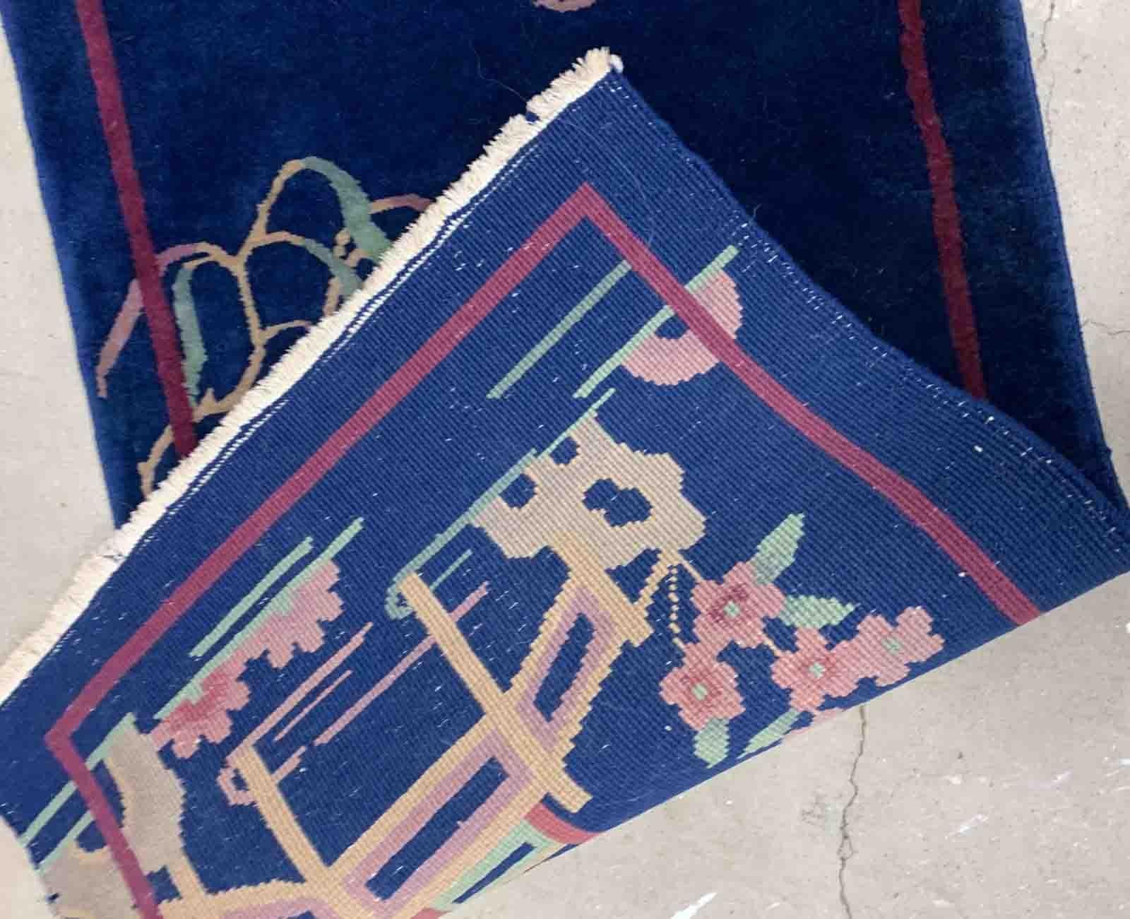 Tapis chinois ancien de style Arte Antiques, fait à la main, d'un bleu profond. Le tapis date du début du 20e siècle et est dans son état d'origine. 

-Condit : original bon,

-Circa : 1920,

-Taille : 2.1' x 3.10' (64cm x 120cm),

-MATERIAL :