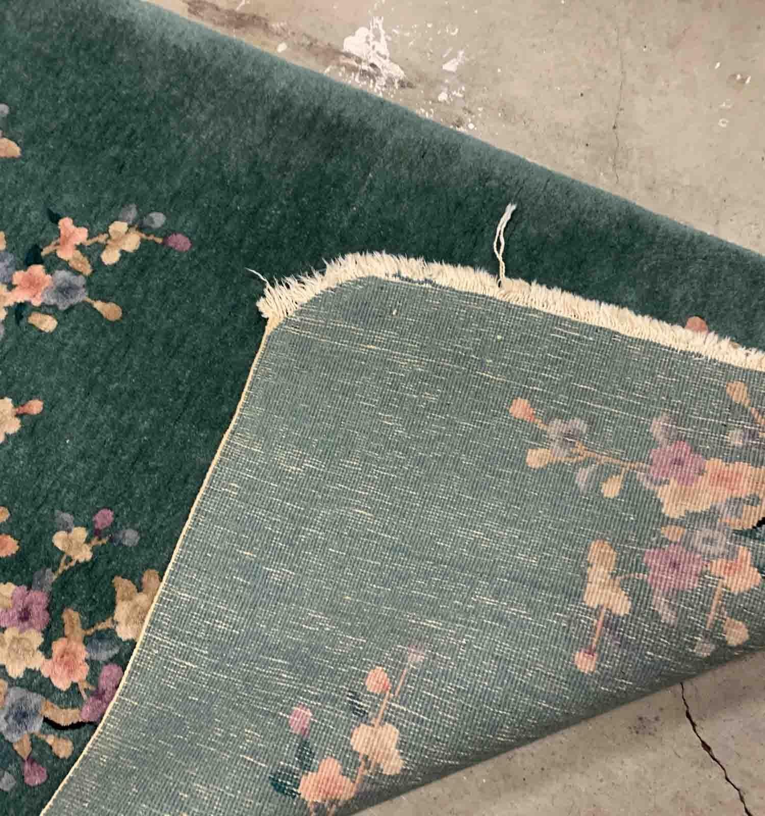 Handmade antique Art Deco Chinese rug in green shade with floral design. The rug is from the beginning of 20th century in original good condition. 

-condition: original good, 

-circa: 1920s,

-size: 3.1' x 4.10' (94cm x