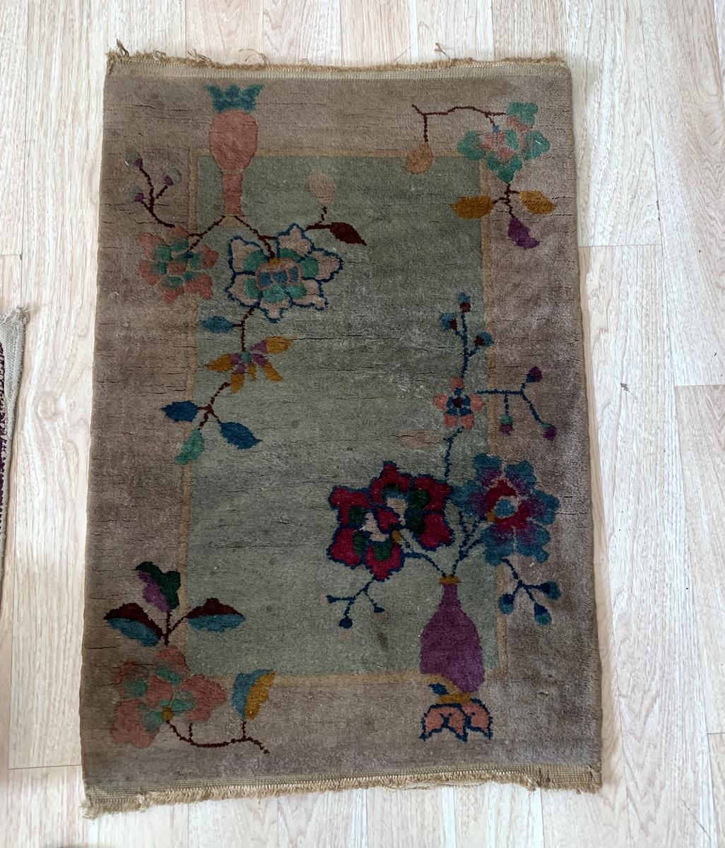Ce tapis chinois antique Art Deco des années 1920, fait à la main, présente un motif floral doux et élégant, incarnant l'esthétique raffinée du tissage chinois du début du XXe siècle.

Caractéristiques principales :
Design/One : Une étonnante