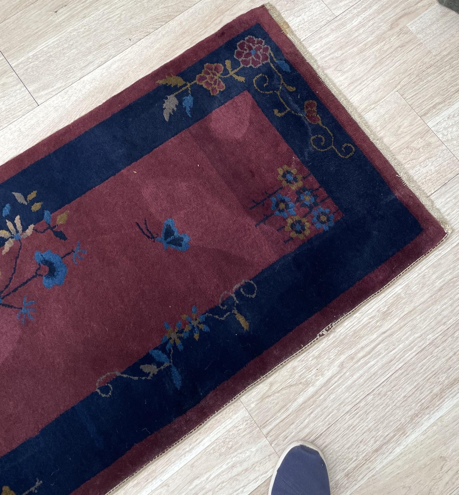 Tappeto antico cinese Art Deco, tappeto d'accento floreale color melanzana e indaco, 2,1' x 4'

Descrizione
Un magnifico tappeto d'accento cinese Art Deco riccamente colorato risalente agli anni '20. Questo pezzo cattura il netto spostamento