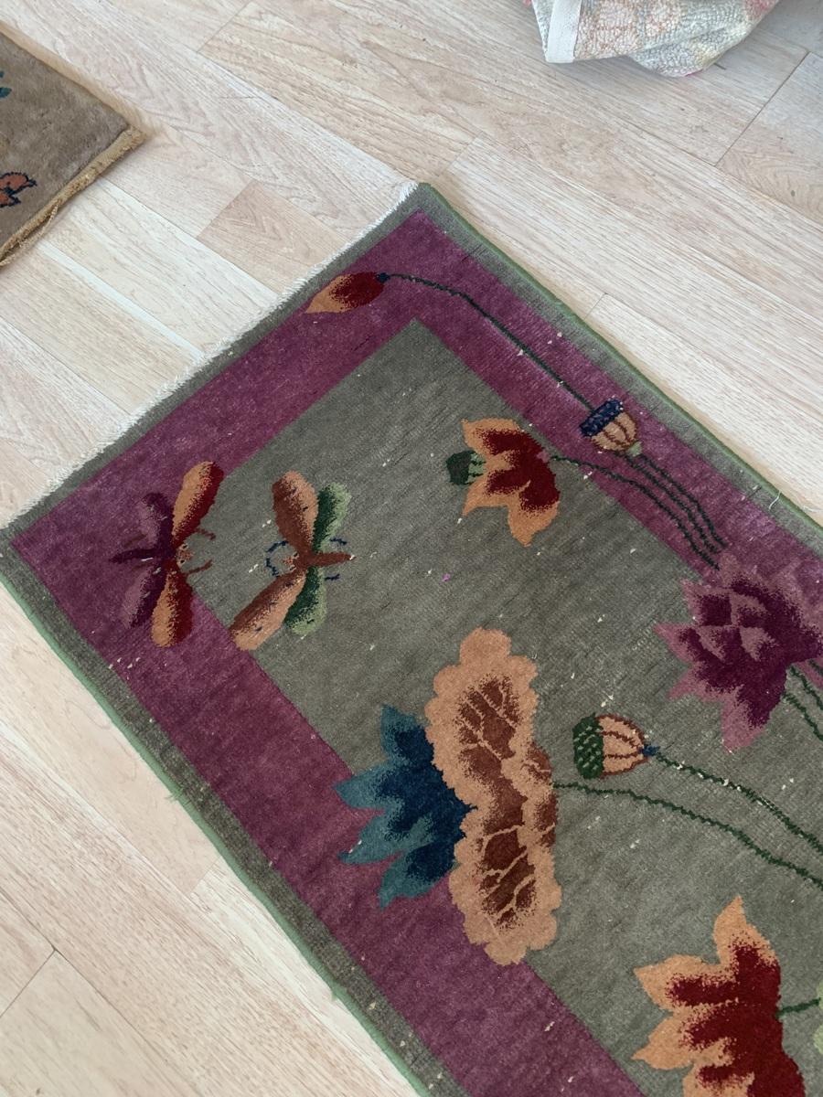 Dieser handgefertigte antike chinesische Art-Déco-Teppich aus den 1920er Jahren zeichnet sich durch eine exquisite Blumenkomposition mit satten Farben und komplizierten Details aus. Dieser Teppich ist ein wahrer Vertreter der chinesischen