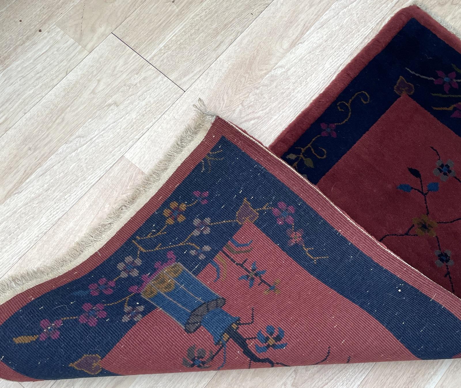 Tappeto antico cinese Art Deco, motivo di vasi e alberi, 2,1' x 4,1', anni '20

Descrizione
Tappeto d'accento cinese Art Decor altamente decorativo e ben conservato, risalente agli anni '20. Questo pezzo esemplifica magnificamente la transizione nel