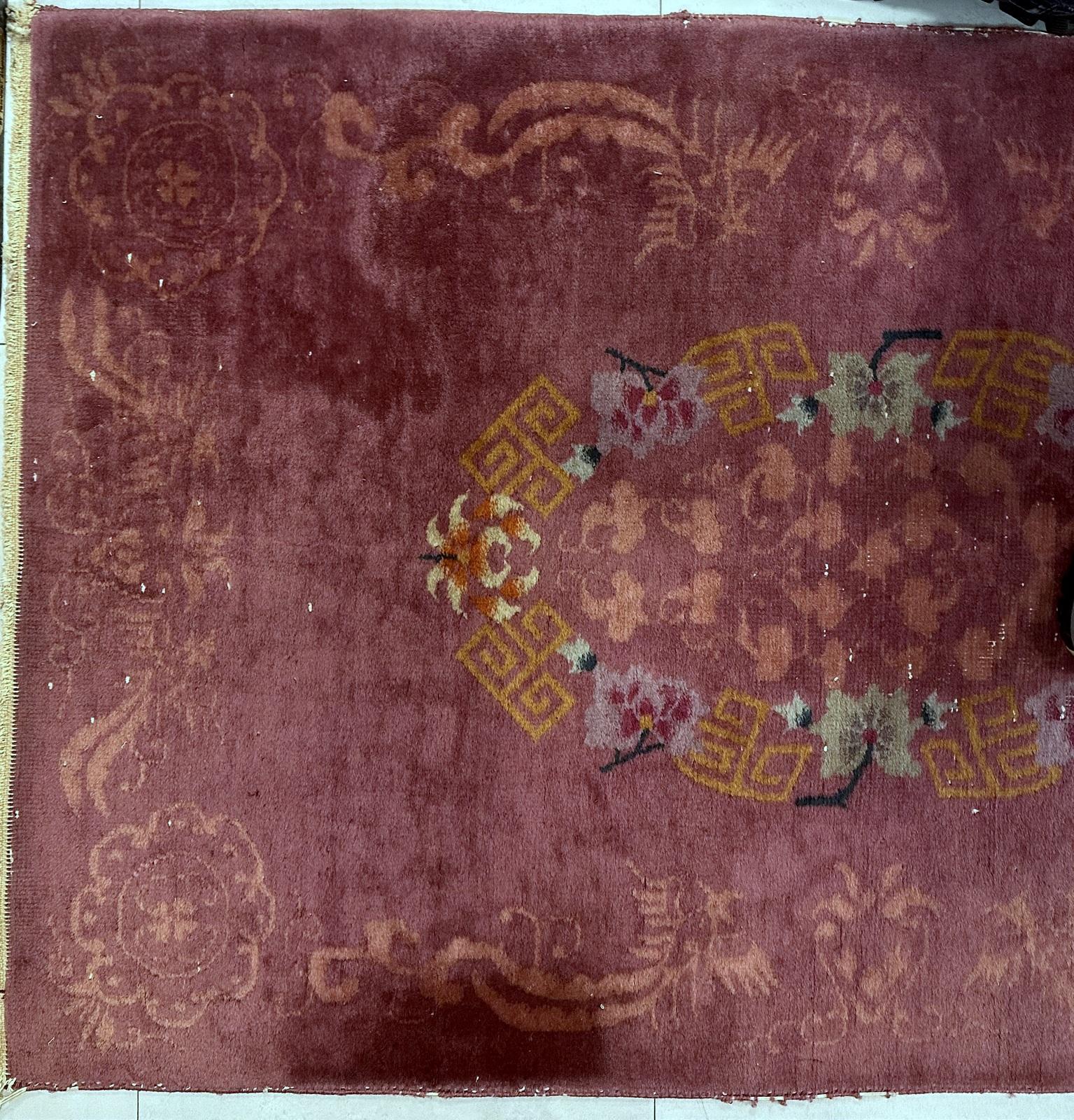 Ce magnifique tapis chinois antique Art Deco des années 1920, fait à la main, témoigne d'un savoir-faire exceptionnel et d'un design intemporel. Tissé en laine, sa texture douce et ses motifs complexes incarnent l'élégance audacieuse caractéristique