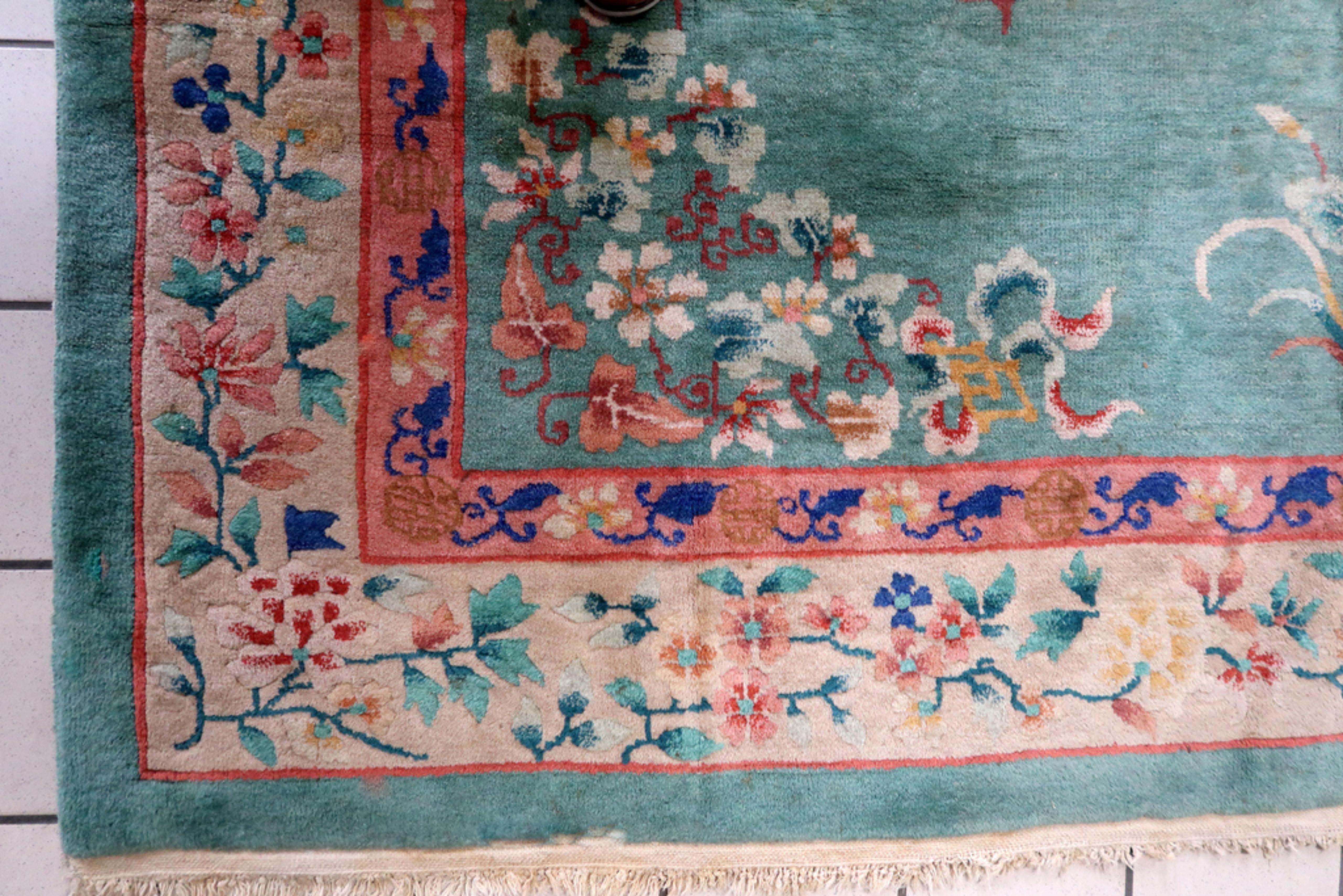 Élevez votre espace de vie avec une touche d'élégance et d'histoire grâce à ce tapis chinois antique Art déco fait à la main. Créée dans les années 1920, cette pièce remarquable mesure 7' x 9.6' (216cm x 295cm) et est en excellent état avec quelques