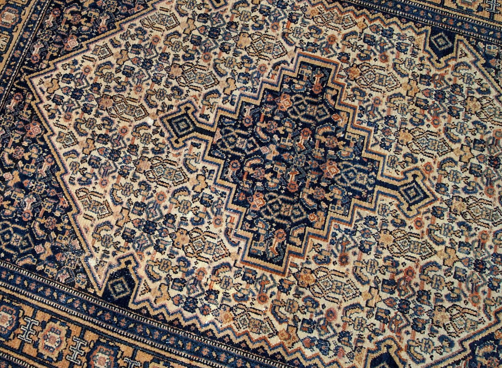 Tapis Bibikabab ancien dans les tons beige et bleu marine. Le tapis est du début du 20ème siècle en bon état d'origine. 

- État : original bon,

- vers les années 1920,

- Taille : 3,3' x 5,2' (100cm x 158cm),

- Matériau : laine,

- Pays