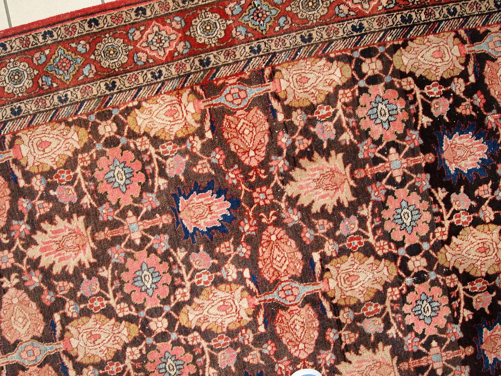 Antiker handgeknüpfter Teppich im Bidjar-Stil in gutem Originalzustand in schokoladenbraunen, roten und beigen Farbtönen. Dieser Teppich ist schwer und standfest.

 