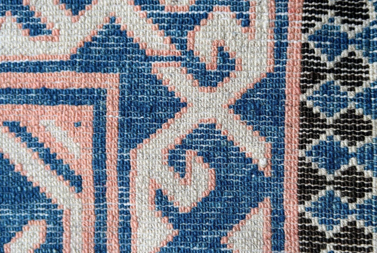 Tapis Avar caucasien ancien, fait à la main, provenant de Daghetsan. Le tapis est d'un design inhabituel, du début du 20ème siècle.

-état : bon,

-circa : 1900s,

-taille : 2,9' x 5,5' (89cm x 168cm),

-matériau : laine,

-pays d'origine