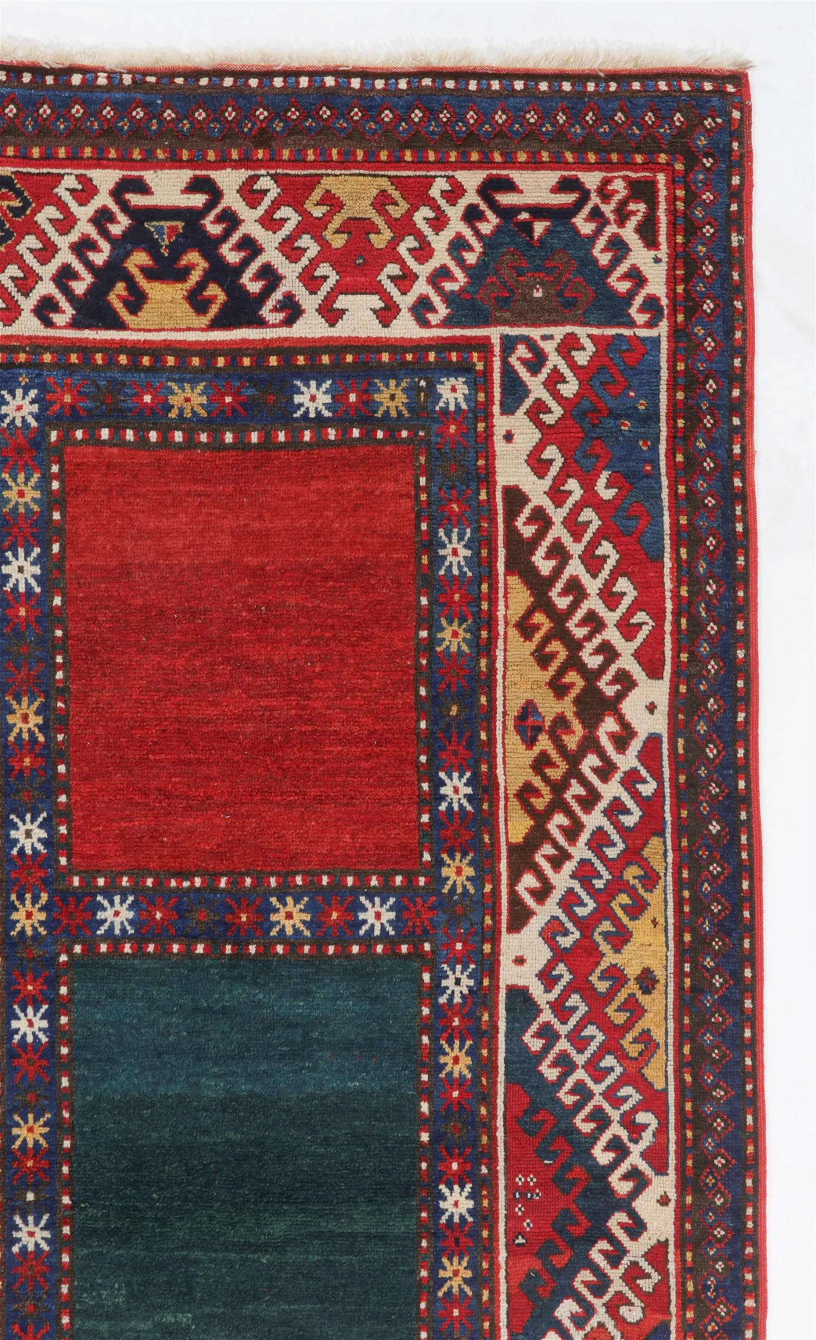 Découvrez le charme de l'artisanat du Caucase avec ce tapis Borjalu Kazak Vintage datant du début ou du milieu du 20e siècle. Mesurant 4 pieds 3 pouces de largeur et 8 pieds 11 pouces de longueur (130 x 272 cm), ce tapis captivant témoigne du riche