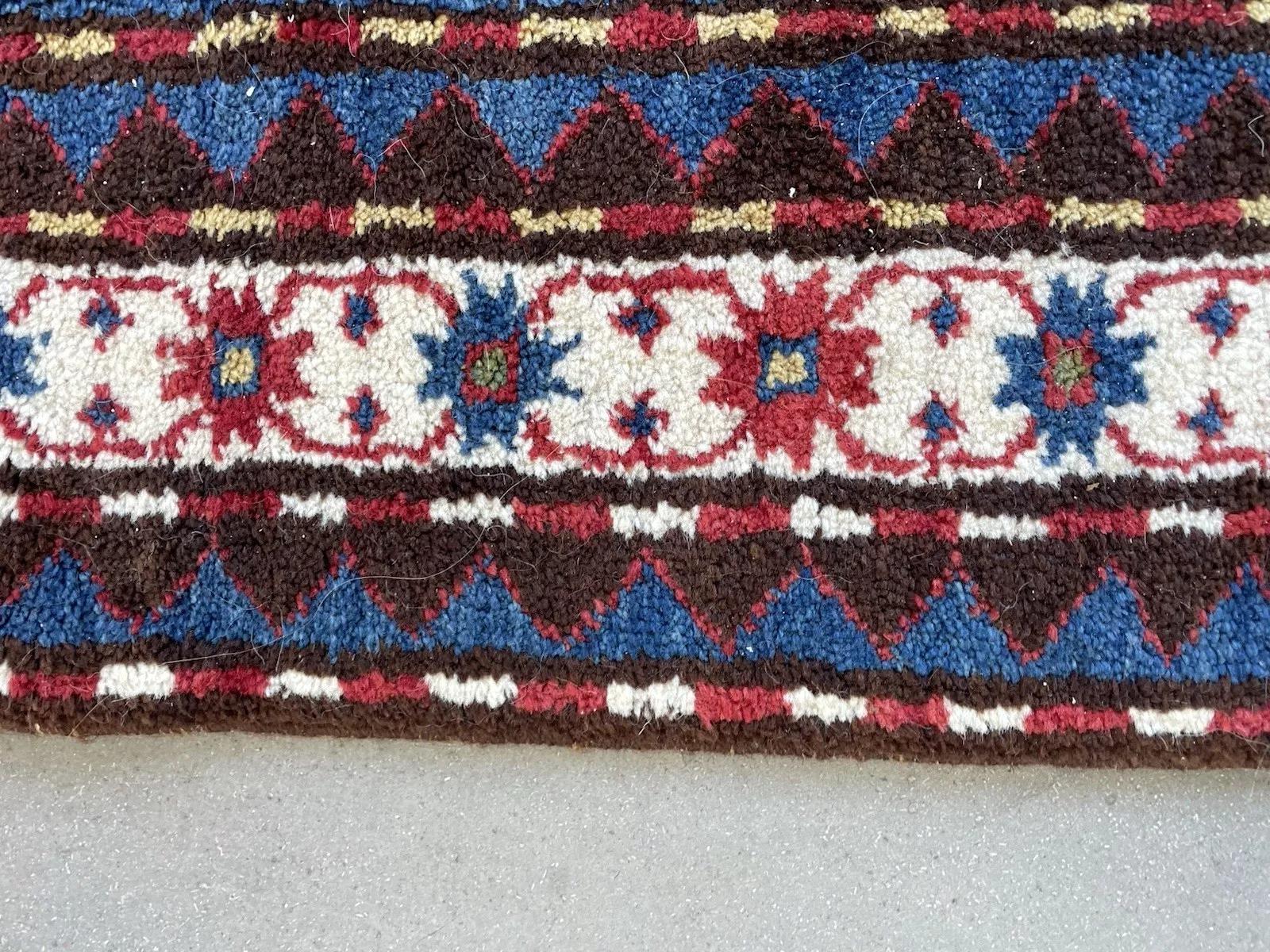 Alfombra kazaka antigua hecha a mano
Se trata de una alfombra antigua kazaka Cloudband de la década de 1920, hecha a mano con lana. Este estilo también se conoce por su nombre armenio original, Khndzorareshk, y es un buen ejemplo del tejido