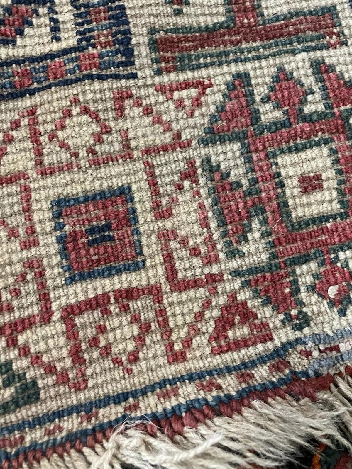 Rehaussez votre espace avec cet exquis tapis de course ancien Gendje du Caucase, fait à la main et datant des années 1900. Fabriquée en laine de haute qualité, cette pièce présente une étonnante gamme de motifs géométriques et de motifs vibrants