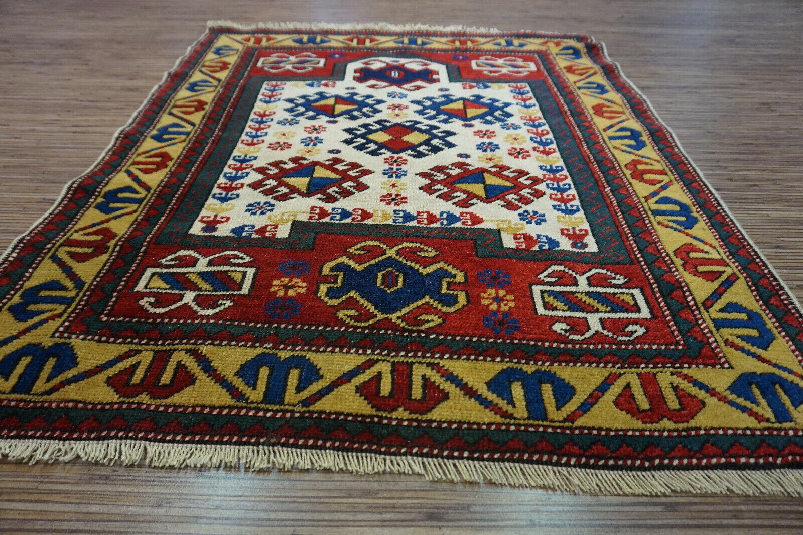 Bringen Sie einen Hauch zeitloser Eleganz in Ihren Raum mit diesem handgefertigten antiken kaukasischen Gebetsteppich. Das in den 1940er Jahren gefertigte, exquisite Stück misst 90 x 112 cm und ist damit eine vielseitige Ergänzung für jeden Raum.