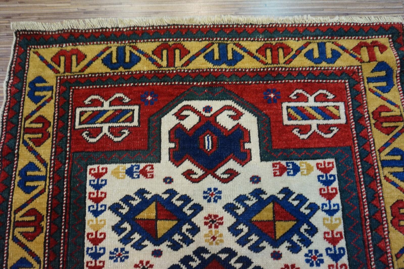 Handgefertigter antiker kaukasischer Kasachischer Gebetsteppich 2,9' x 3,6', 1940er Jahre - 1D57 (Mitte des 20. Jahrhunderts) im Angebot