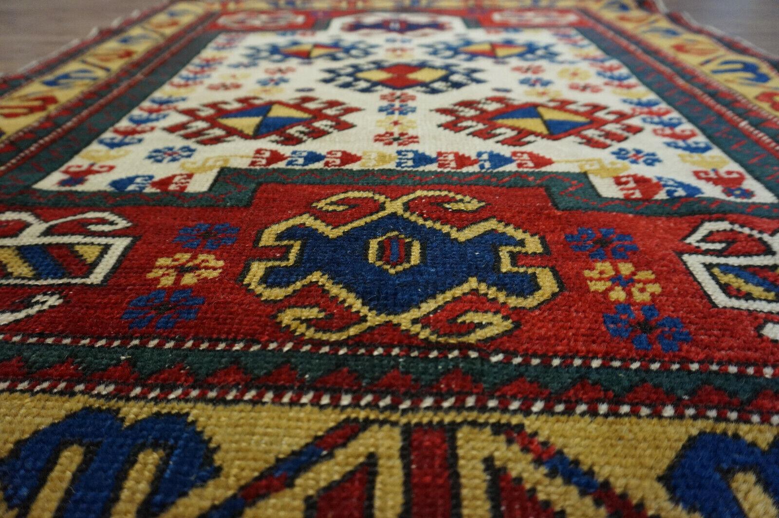 Handgefertigter antiker kaukasischer Kasachischer Gebetsteppich 2,9' x 3,6', 1940er Jahre - 1D57 im Angebot 2