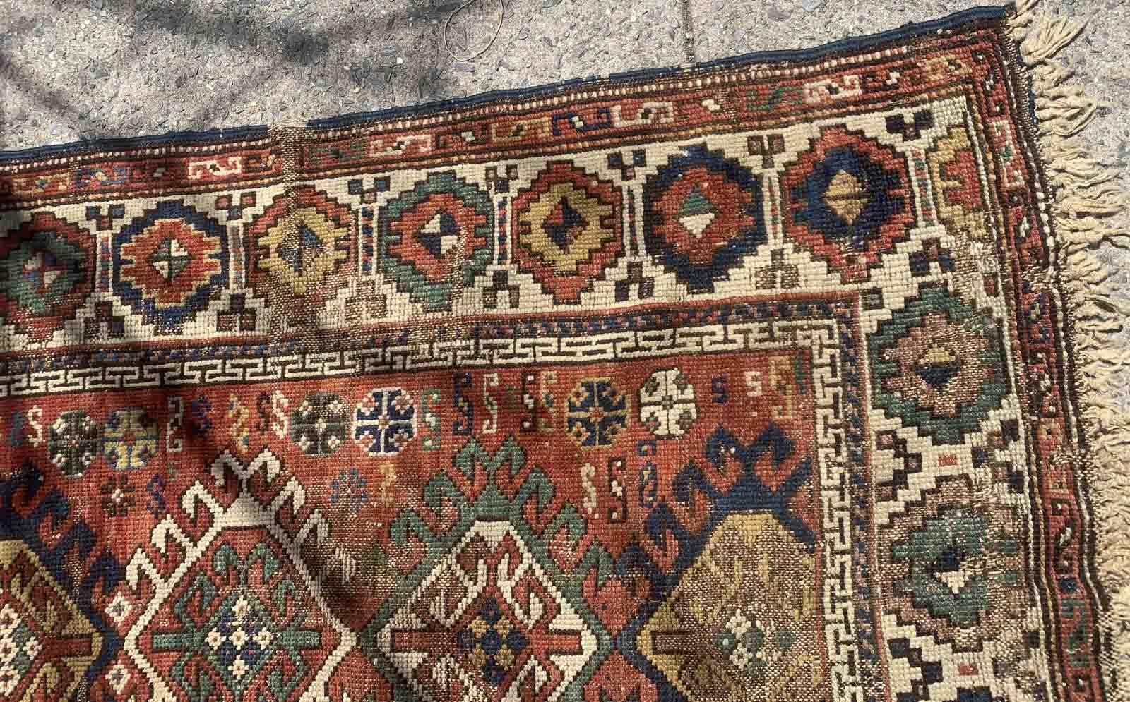 Tapis caucasien kazakh ancien, fait à la main, de couleur rouge. Le tapis date de la fin du XIXe siècle et est en mauvais état.

-état : original, dégradé,

-vers les années 1880,

-taille : 3,4' x 4,4' (103cm x 134cm),

-matériau :