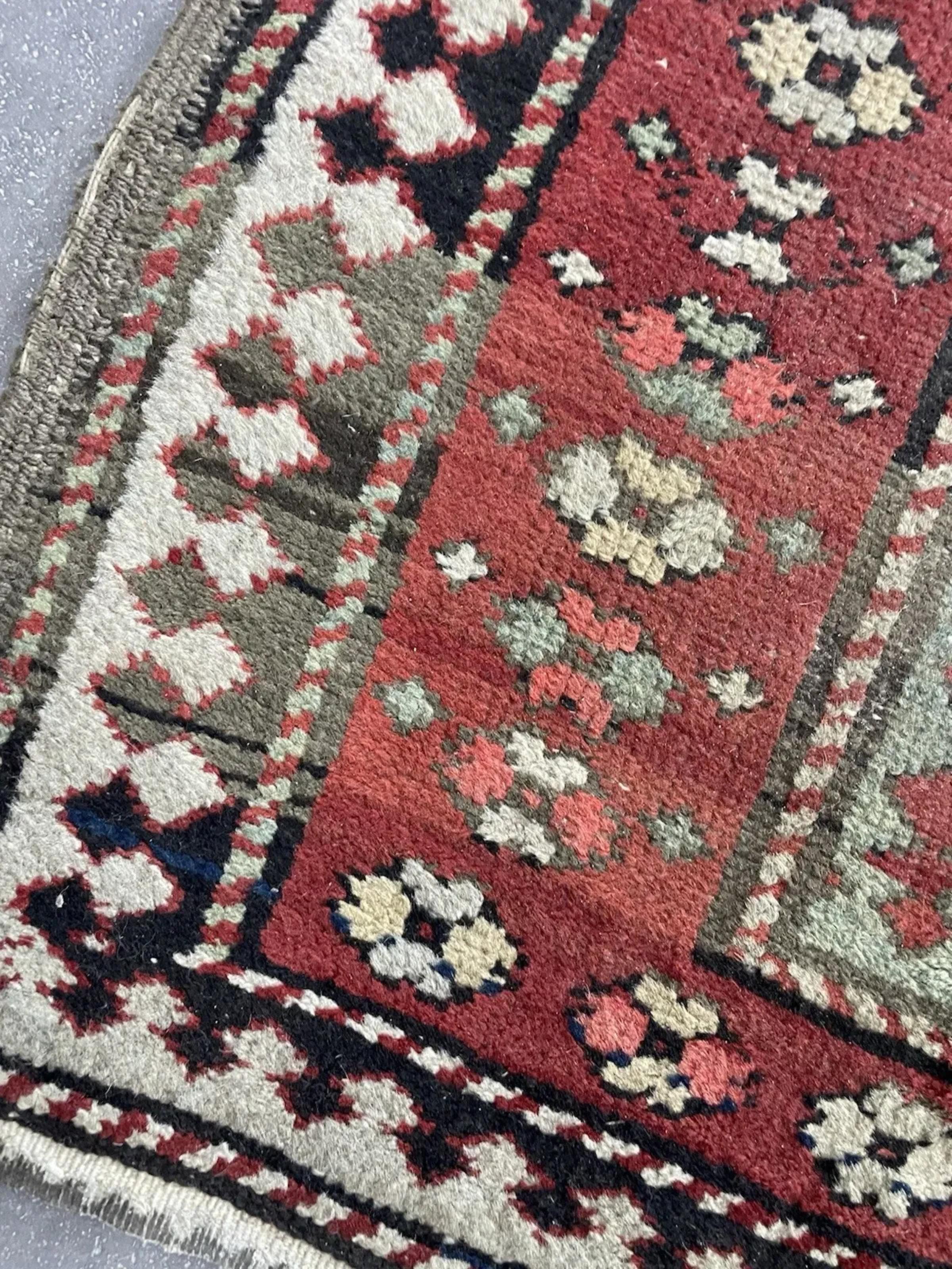 Esempio straordinario di tessitura tribale caucasica, questo antico tappeto kazako autentico, risalente all'inizio del XX secolo (C.C.), è un potente pezzo d'arte tessile. Tessuto interamente in lana filata a mano con tinture naturali, presenta la