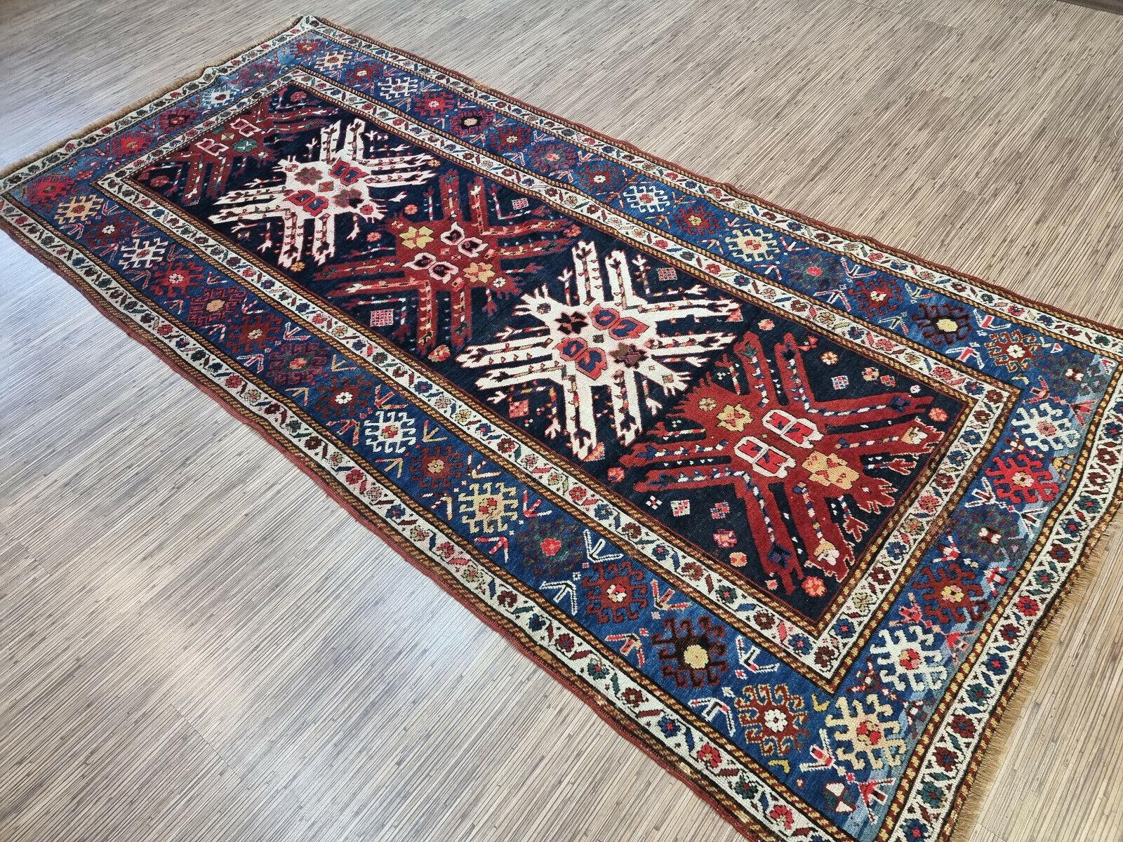 Holen Sie sich mit unserem handgefertigten antiken kaukasischen Kazak-Teppich ein Stück Geschichte nach Hause. Dieser atemberaubende Teppich wurde um 1900 von den Kasachen, einem Nomadenstamm aus der Kaukasusregion, gewebt. Der Teppich misst 4,1' x
