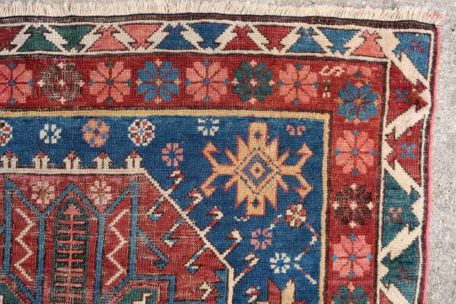 Handgefertigter antiker Teppich aus der kaukasischen Region Schirwan in blauen und roten Farben. Der Teppich hat zwei verschiedene Blautöne auf dem Hintergrund. Der Teppich stammt aus dem Ende des 19. Jahrhunderts und ist in schlechtem Zustand, er