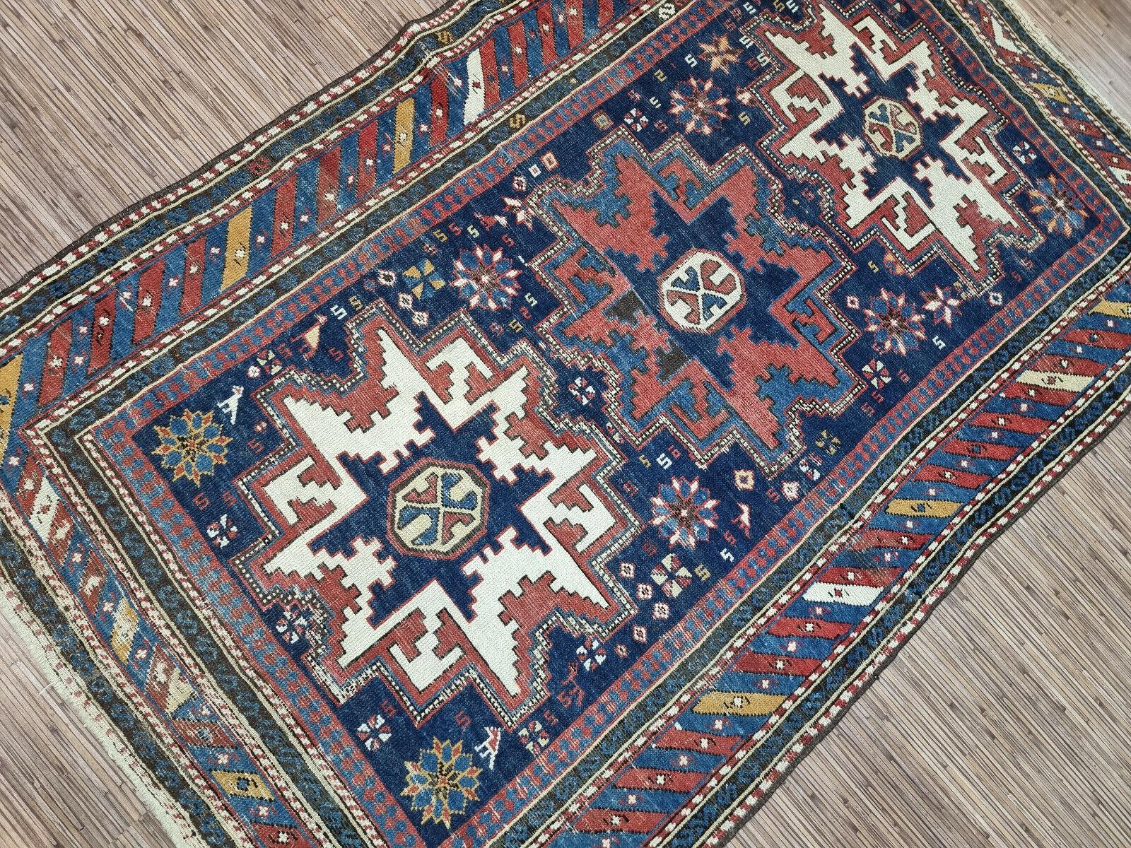 Tauchen Sie ein in die satten, leuchtenden Farbtöne und komplizierten Muster dieses exquisiten, handgefertigten antiken kaukasischen Schirwan-Teppichs. Mit einer großzügigen Größe von 3,4' x 5,2' ist dieses Meisterwerk aus den 1900er Jahren ein